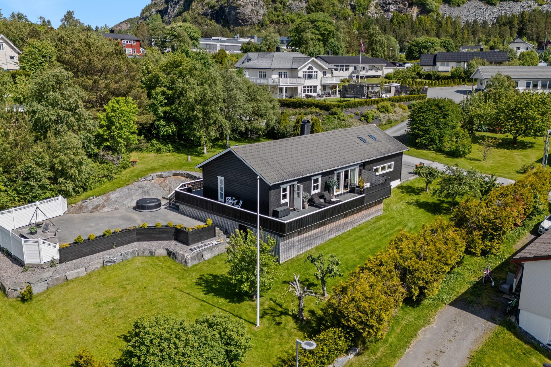 Stor og innholdsrik familiebolig med sentral beliggenhet på Midsund.. Bilde nummer 2 av 3