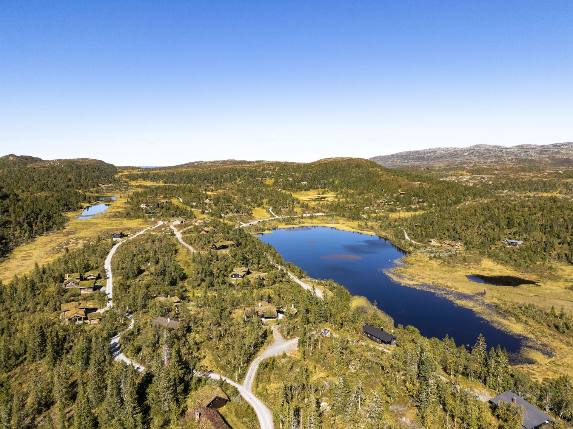 Hytta ligger flott til på ca. 975 m.o.h. med flott utsikt ut over Kvelvsavatnet.. Bilde nummer 2 av 3