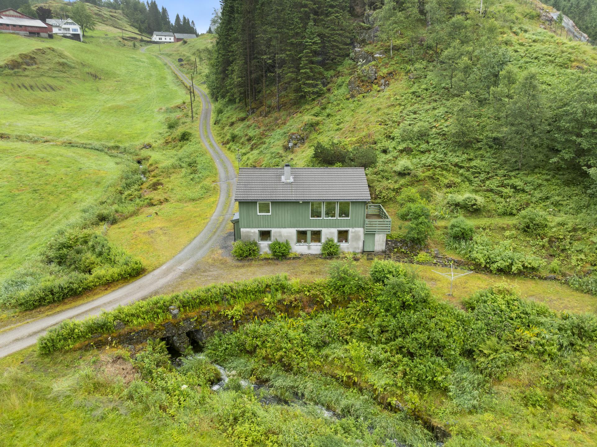 Småbruk i landlege omgivelser i Sunnfjord kommune. Bilde nummer 2 av 3