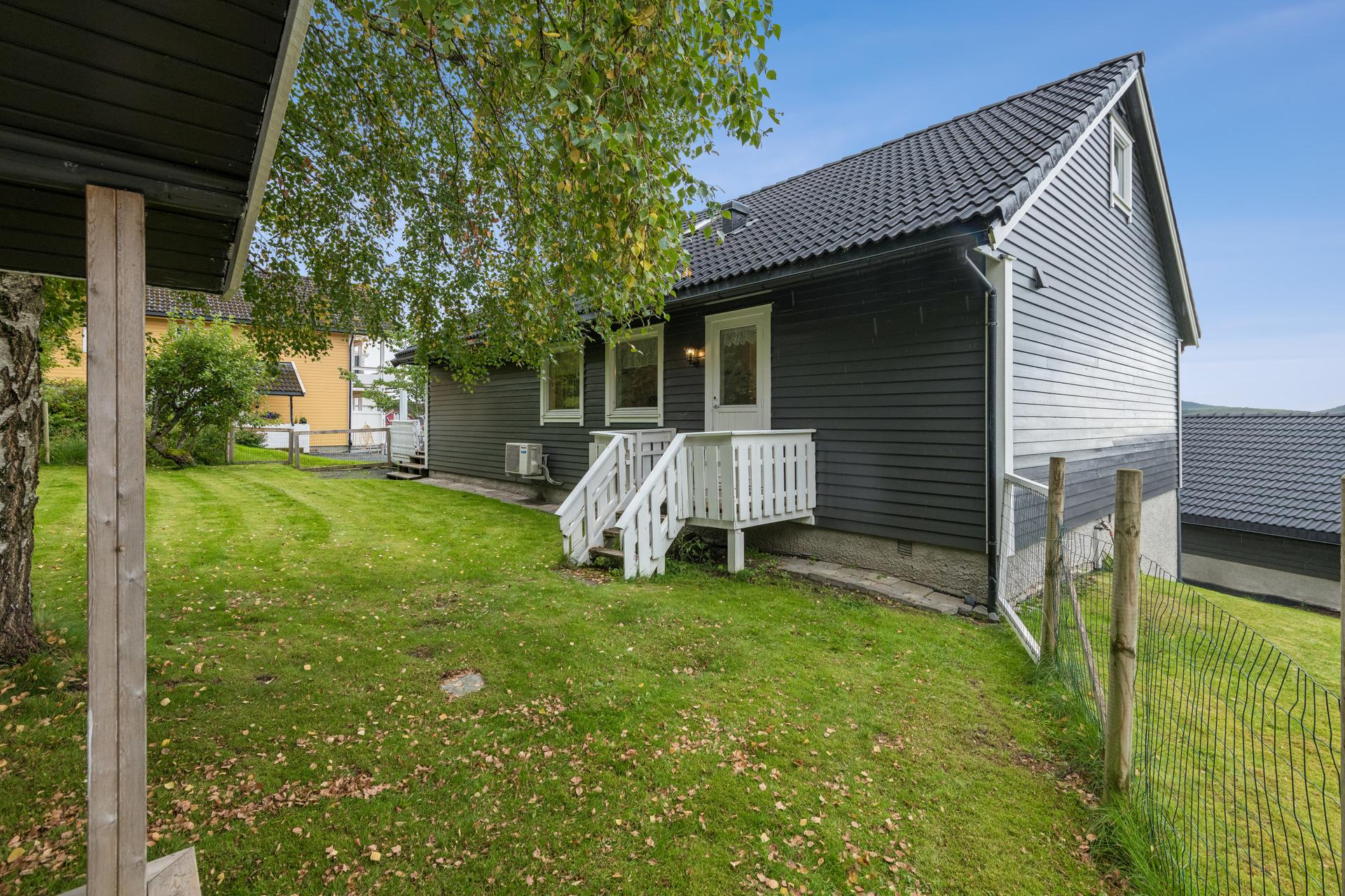 På baksiden av boligen er det trappeadkomst direkte inn til vaskerommet.. Bilde nummer 2 av 3