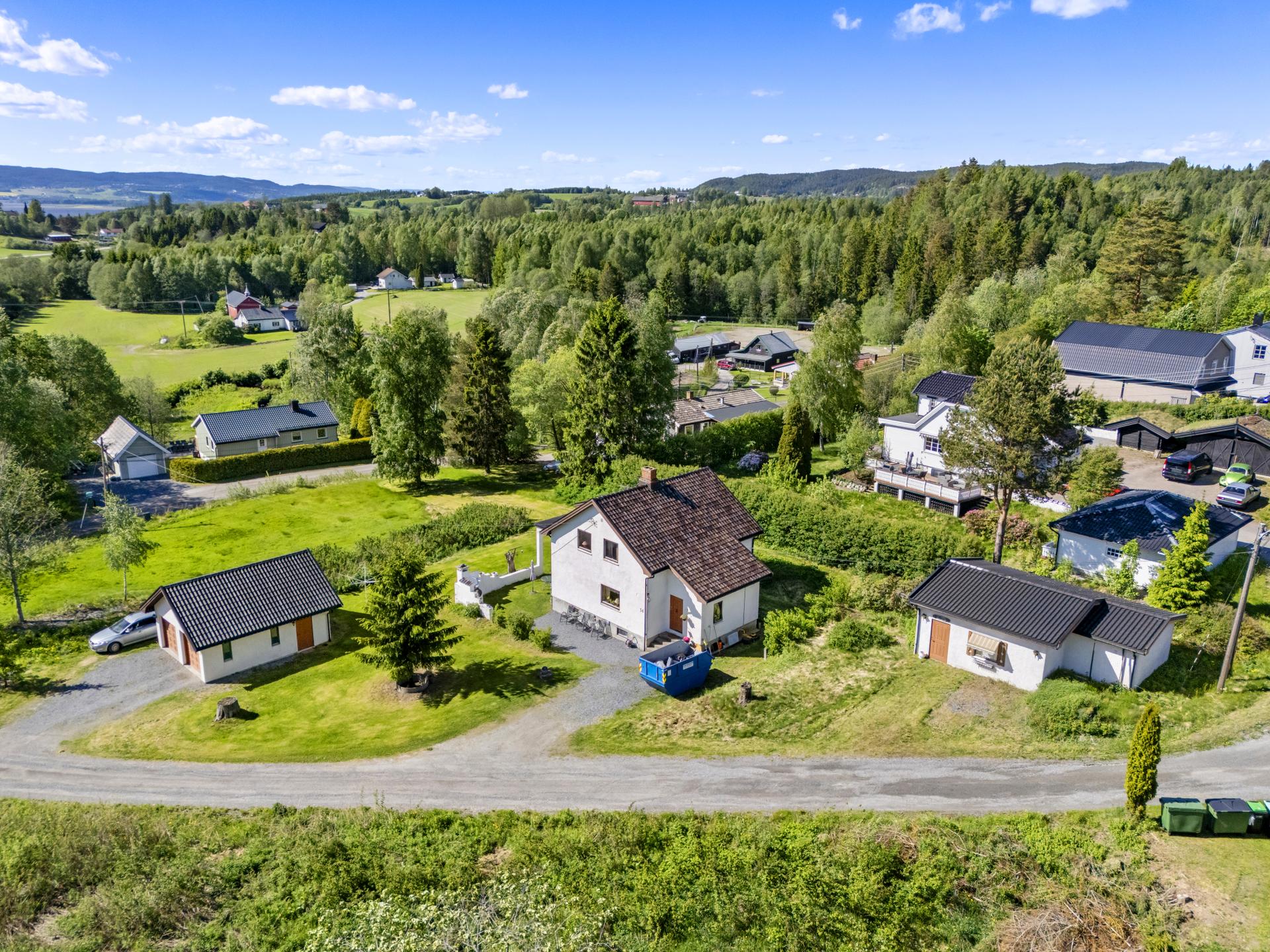 Eiendommen har en stor eiertomt på over 2,5 mål i landlige omgivelser.. Bilde nummer 2 av 3
