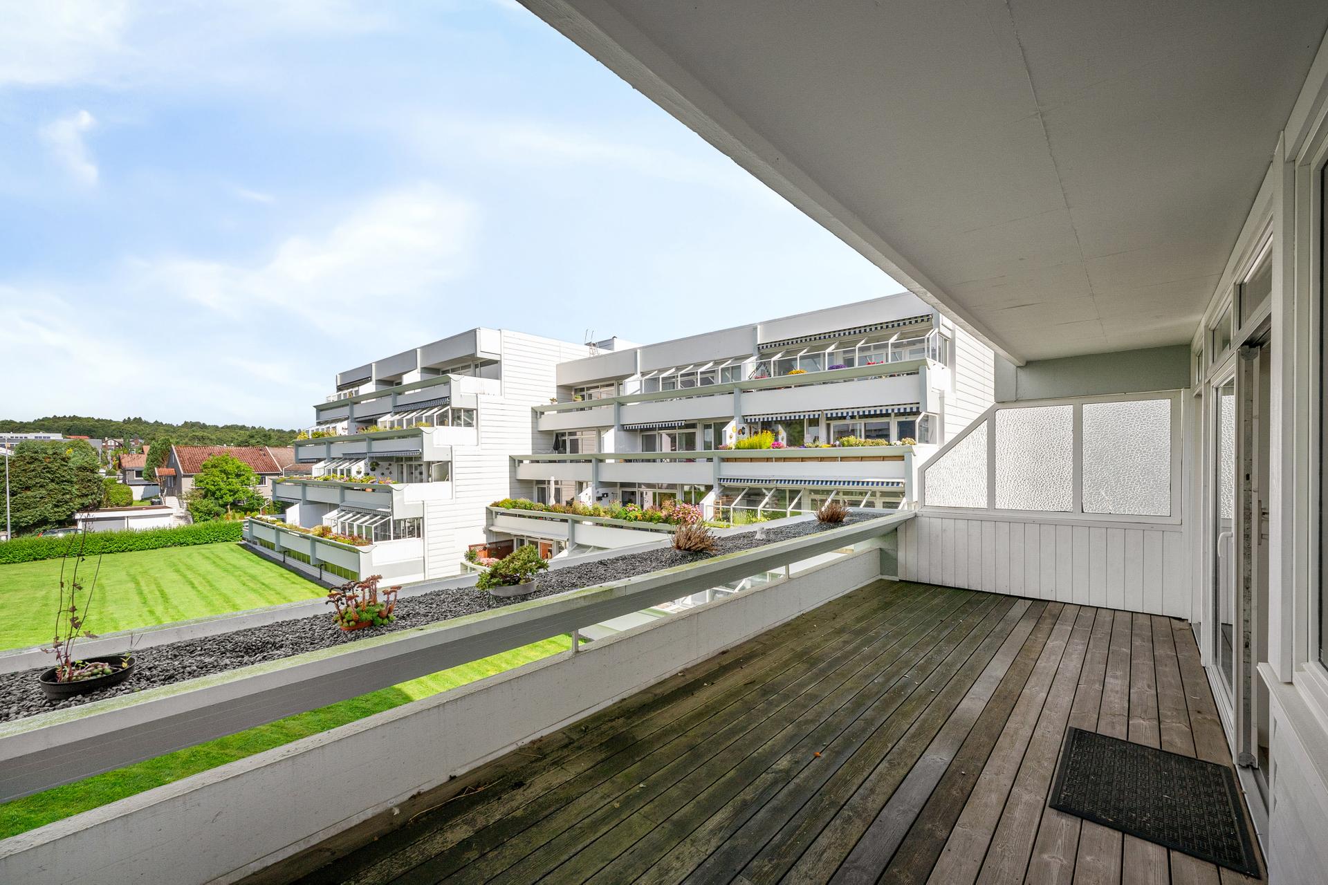 Leiligheten er en gjennomgående endeleilighet med stor balkong på ca. 19 m².. Bilde nummer 2 av 3