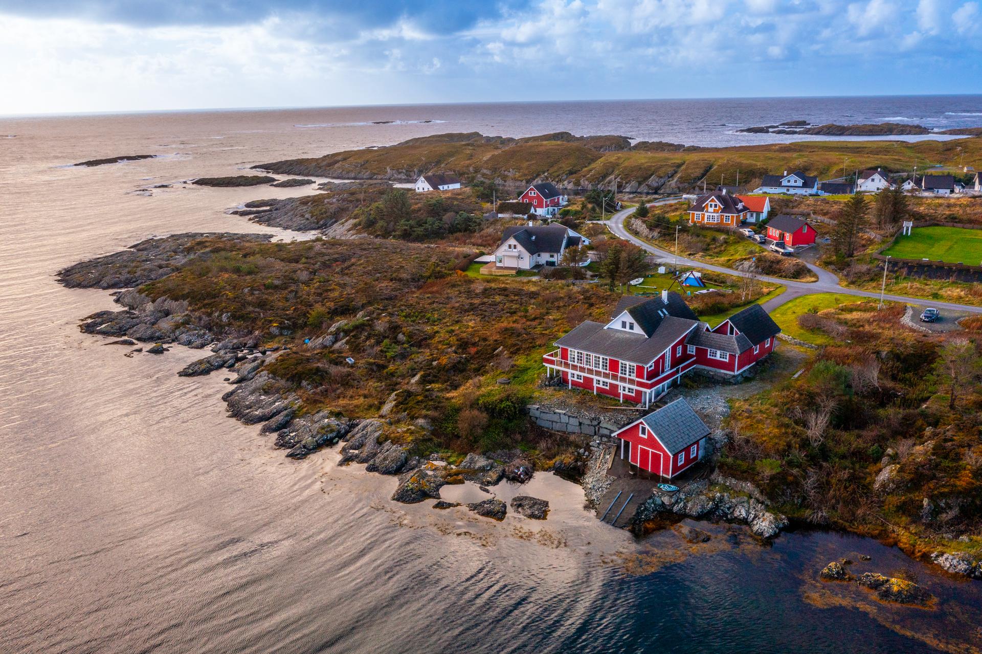 Kystlandskapet rundt eigedomen byr på fine tur- og fiskehøve.. Bilde nummer 3 av 3