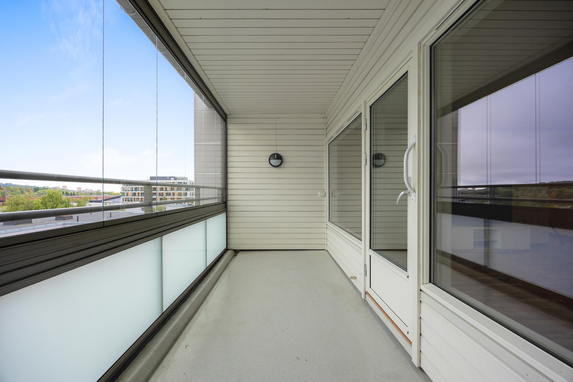 Romslig 3-roms toppleilighet med to innglassede balkonger og garasjeplass.. Bilde nummer 2 av 3