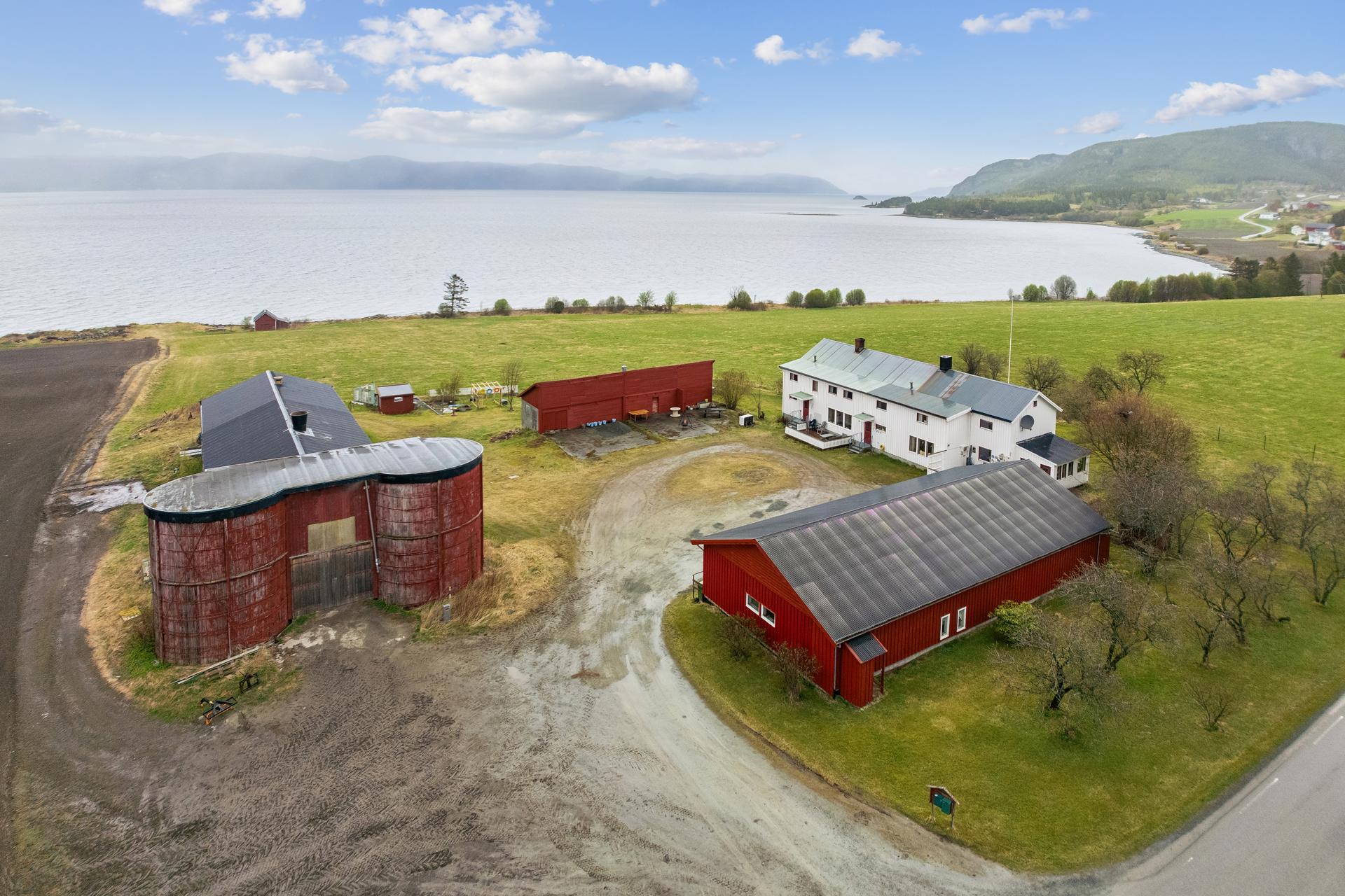 Idyllisk og landlig eiendom på Frosta. Eiendommen er over fire mål med flott utsikt utover Trondheimsfjorden. . Bilde nummer 2 av 3