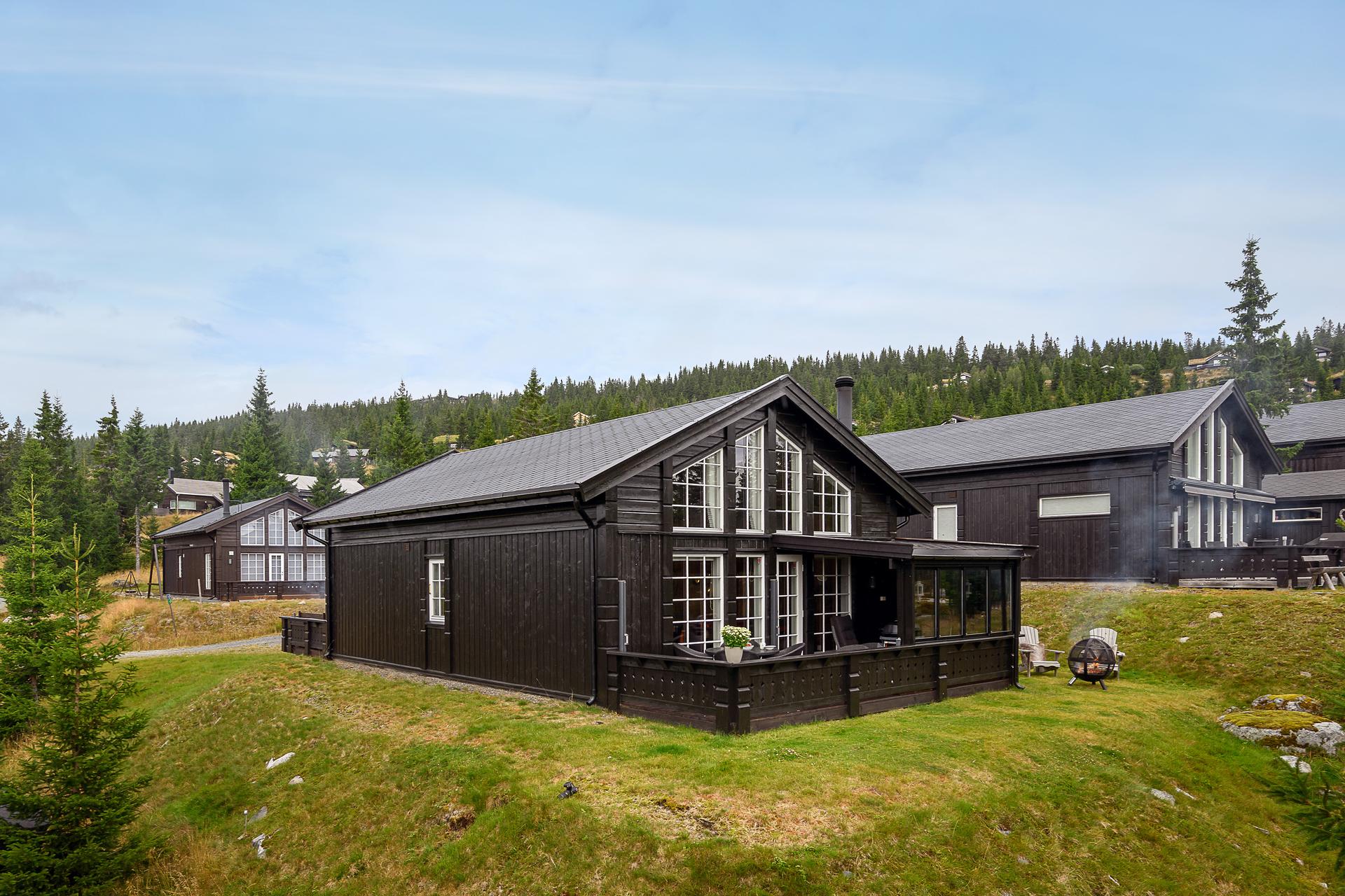 Moderne og innbydende hytte som ligger i  populære Natrudstilen v/ Sjusjøen. . Bilde nummer 2 av 3
