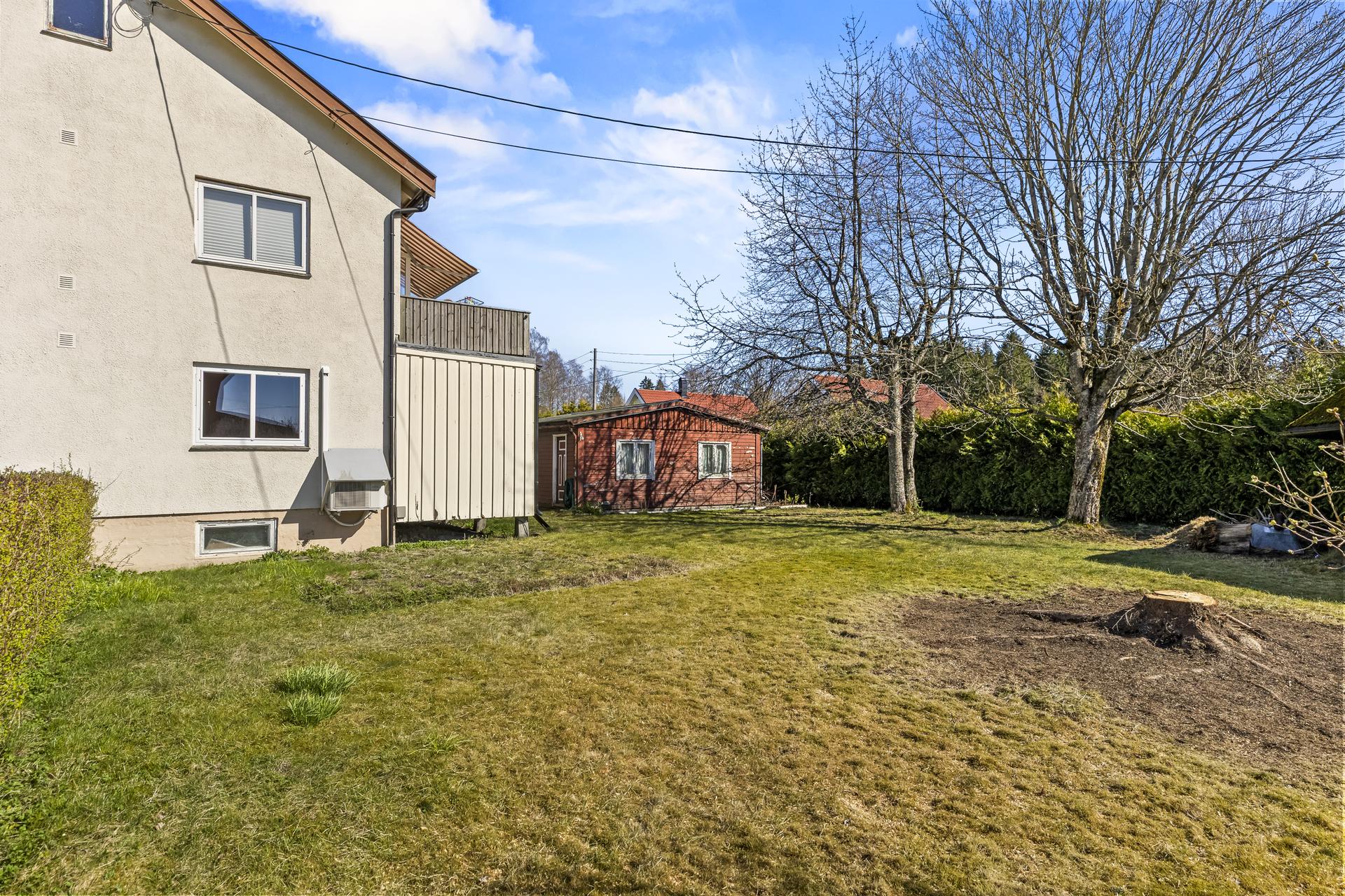 Det ligger en eldre garasje på innsiden av boligen som seksjon disponerer halvparten av. Bilde nummer 3 av 3