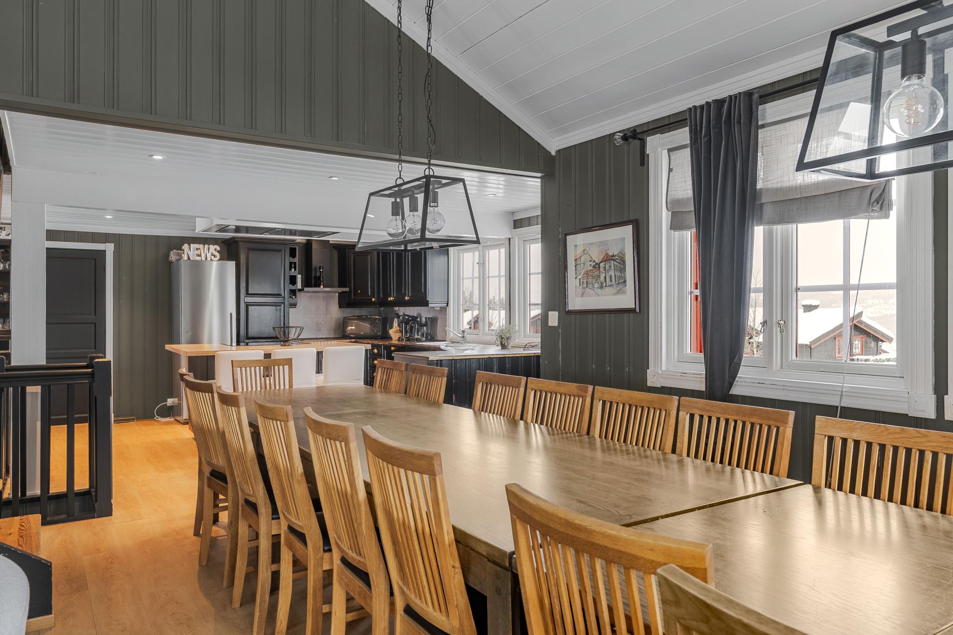 Stor og innholdsrik familiehytte over tre plan med ski-inn/ut på Trysilfjellet sør.. Bilde nummer 2 av 3