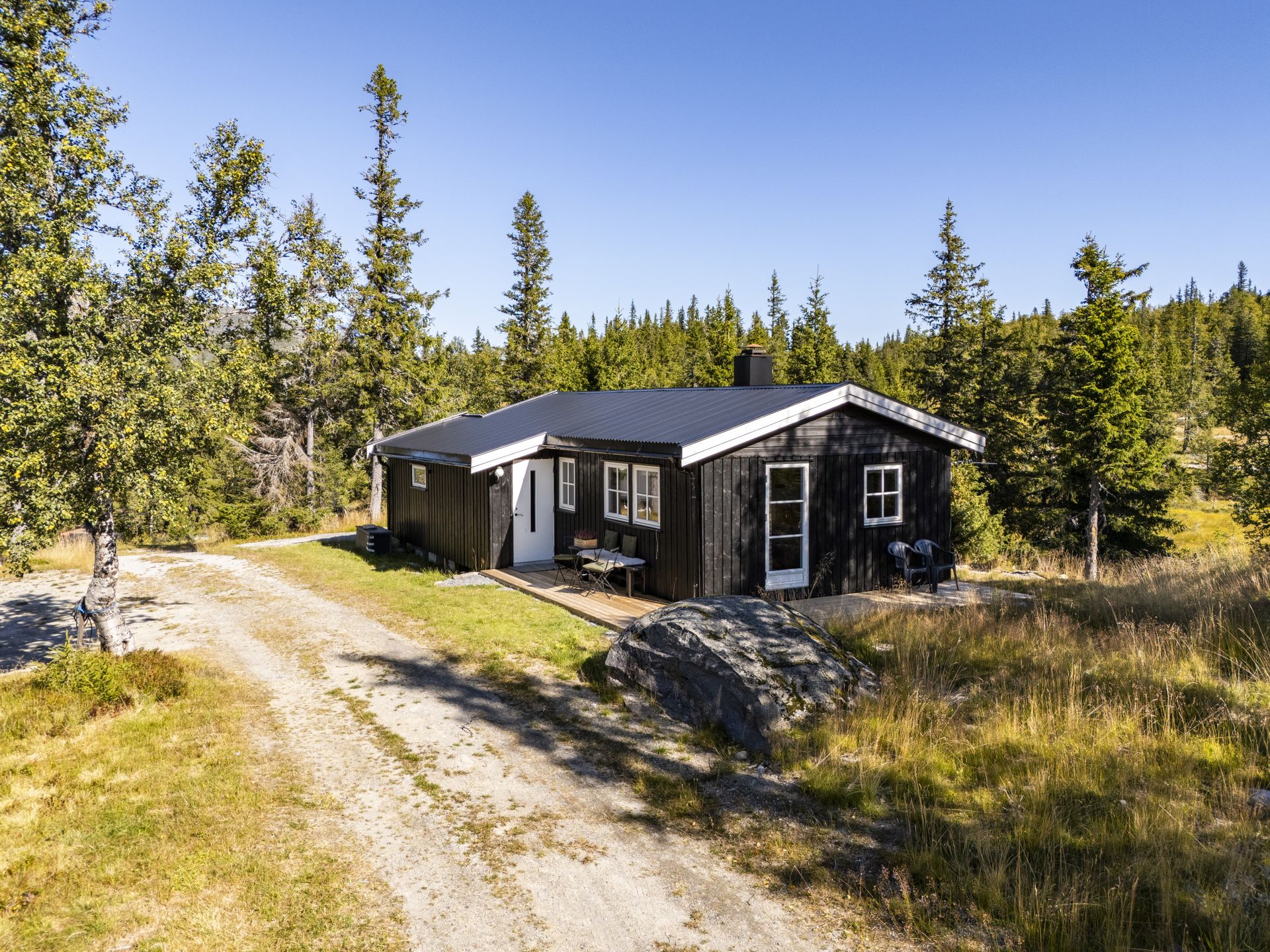En sjarmerende og innbydende hytte med lun atmosfære og god planløsning.. Bilde nummer 1 av 3
