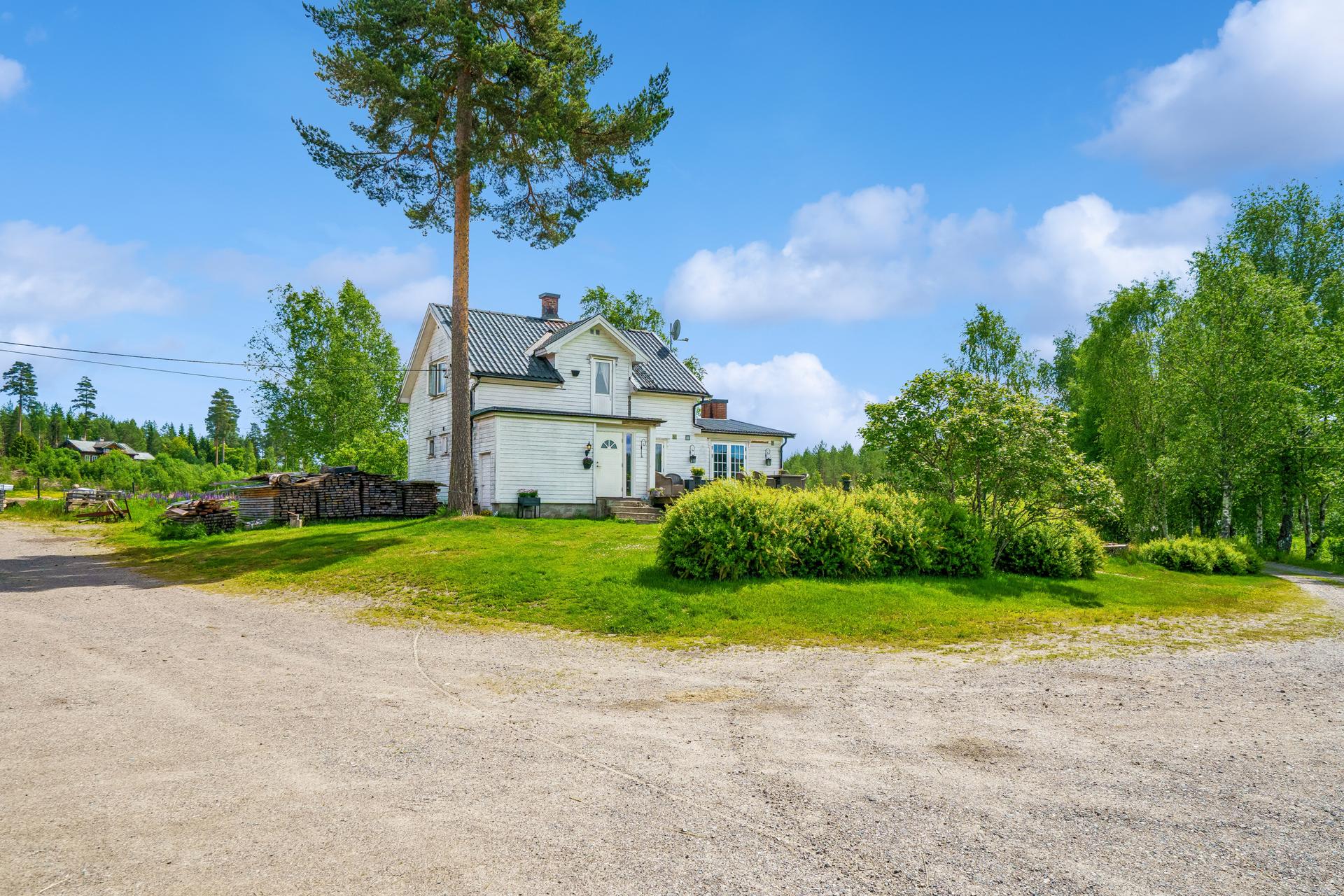 En innholdsrik landbrukseiendom med våningshus, driftsbygninger og store arealer tilpasset hestehold.. Bilde nummer 2 av 3