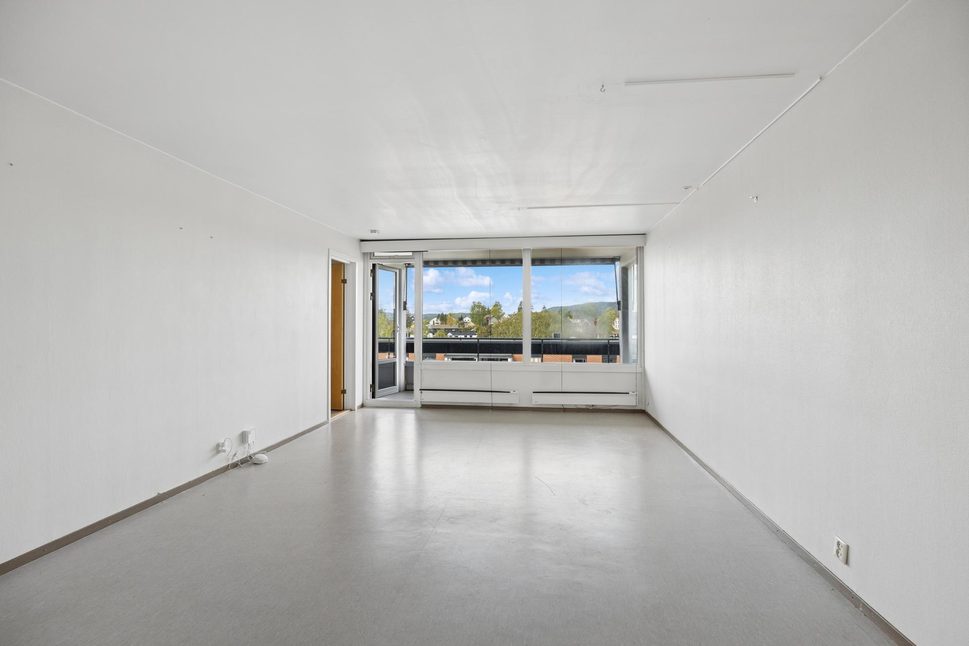 Gjennomgående andelsleilighet med to balkonger, romslig stue og garasjeplass.. Bilde nummer 2 av 3