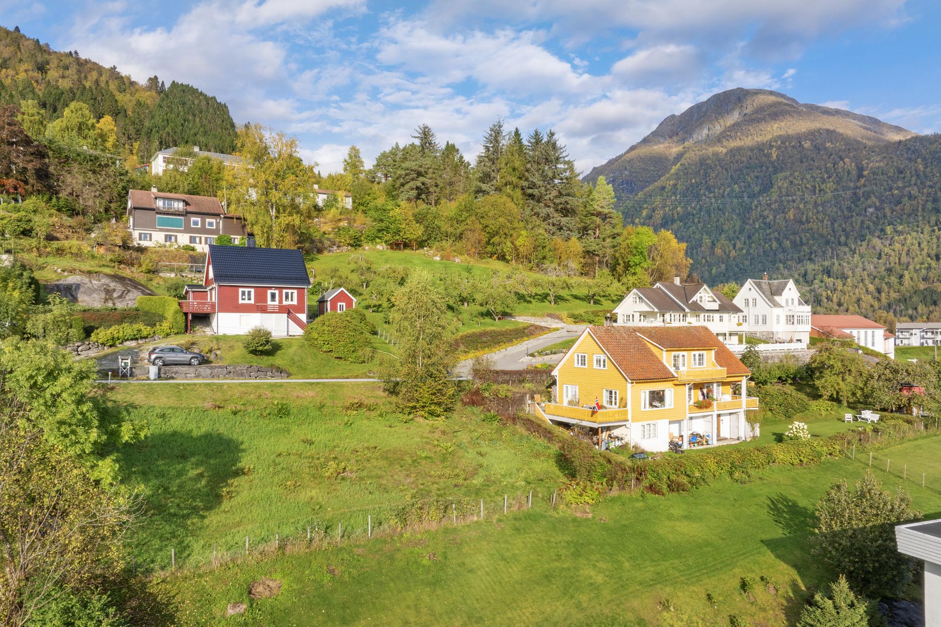 Bustadtomta på 604,1 m²  ligg i lett skråande terreng med gode mogleheiter for utforming.. Bilde nummer 3 av 3