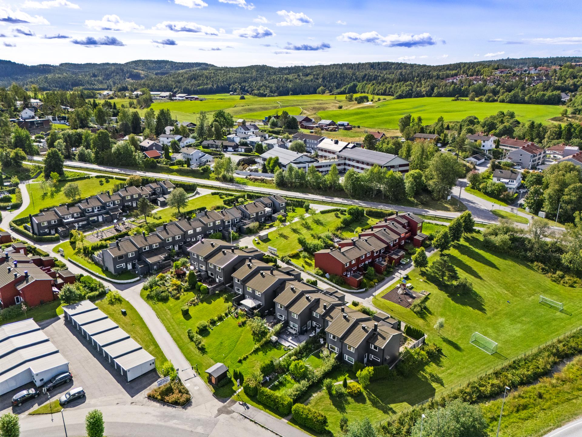 Flott intern beliggenhet på feltet med kort vei til barnehage, skole og Lørenskog sentrum.. Bilde nummer 3 av 3