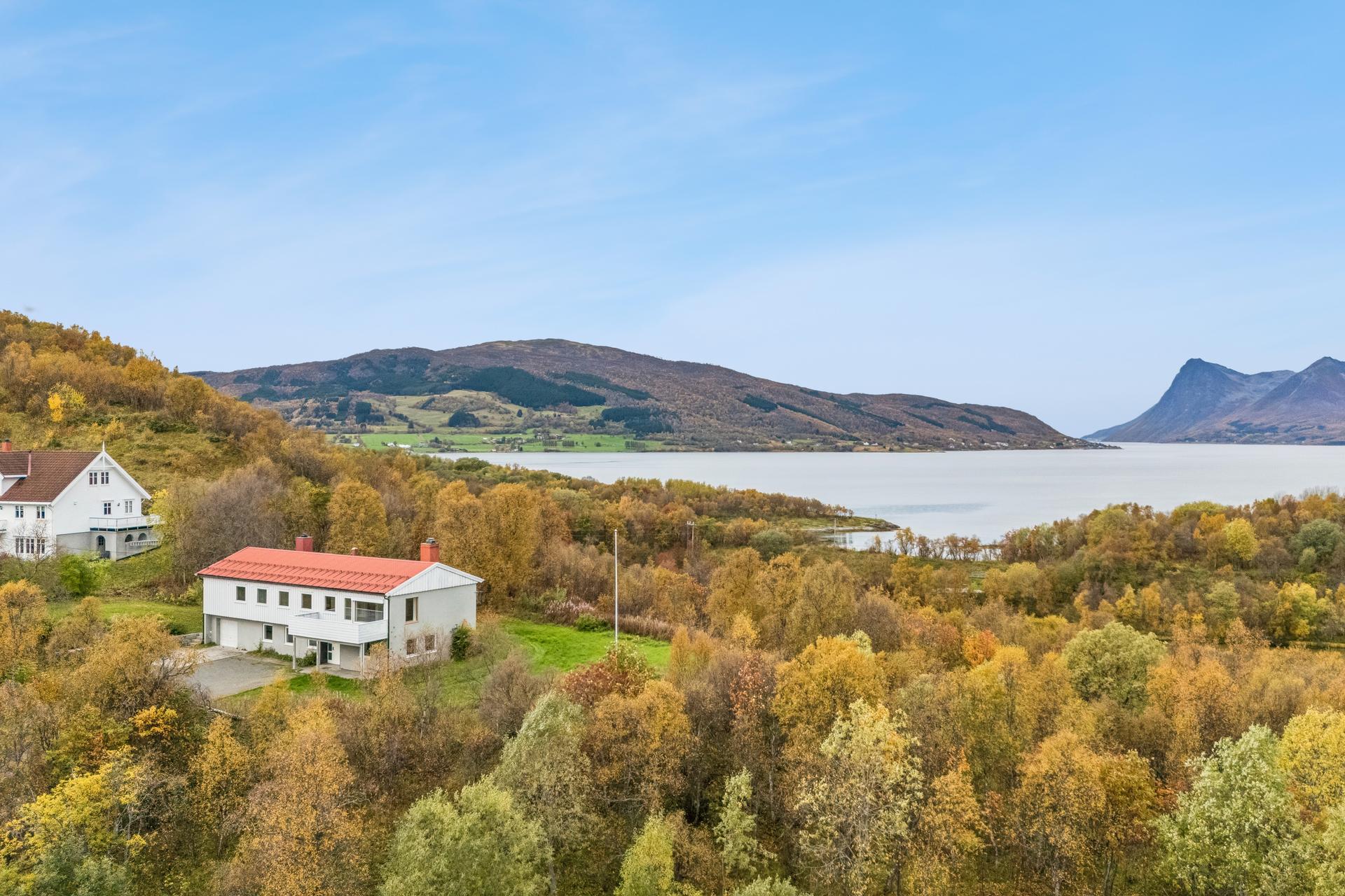 Etablert og naturskjønt boligområde med vidstrakt utsikt mot Vågsfjorden, Toppsundet og Grytøyfjellene.. Bilde nummer 3 av 3