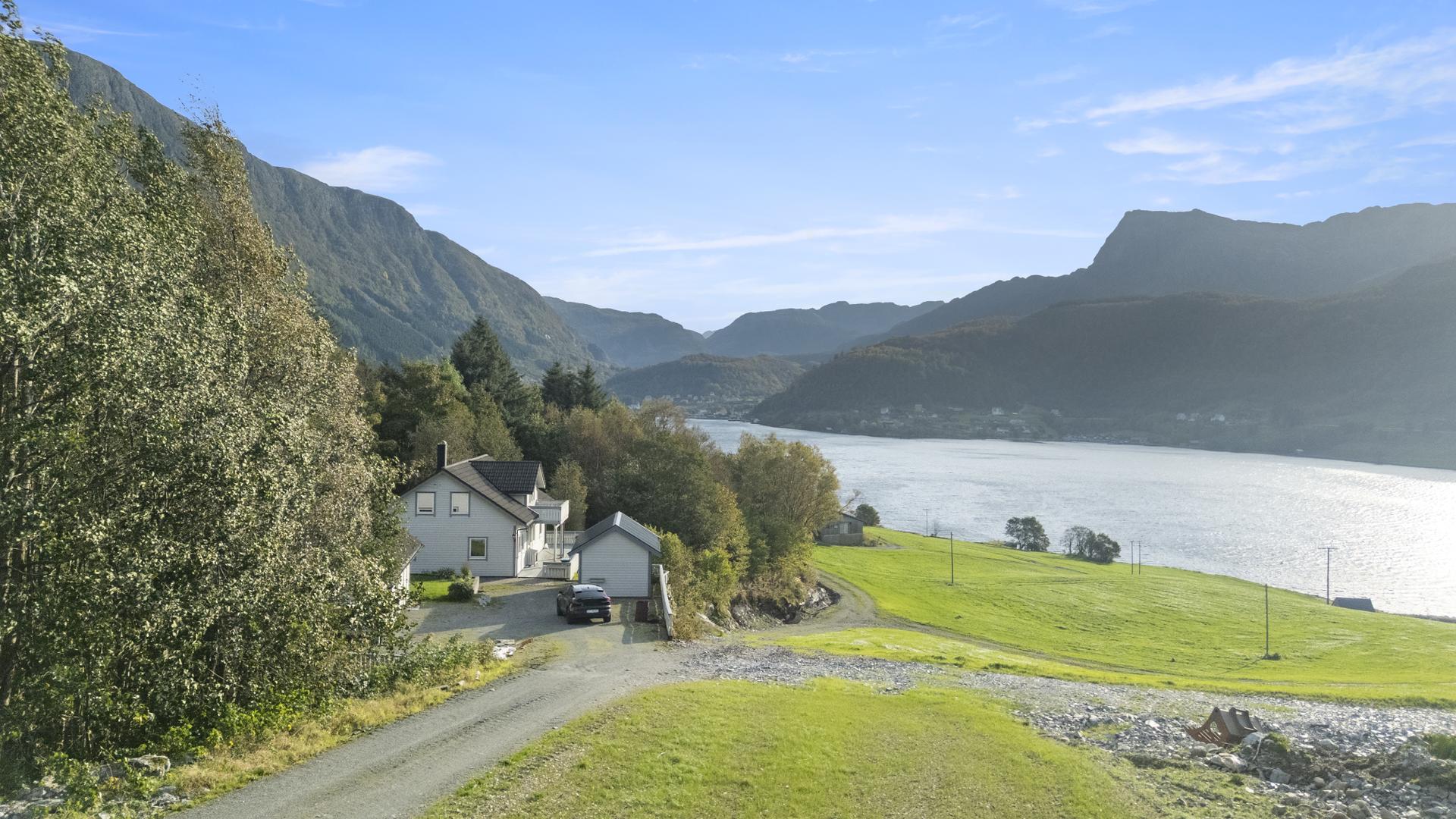 Eigedomen ligg fritt og fint til i Stongfjorden i Askvoll kommune. Bilde nummer 2 av 3