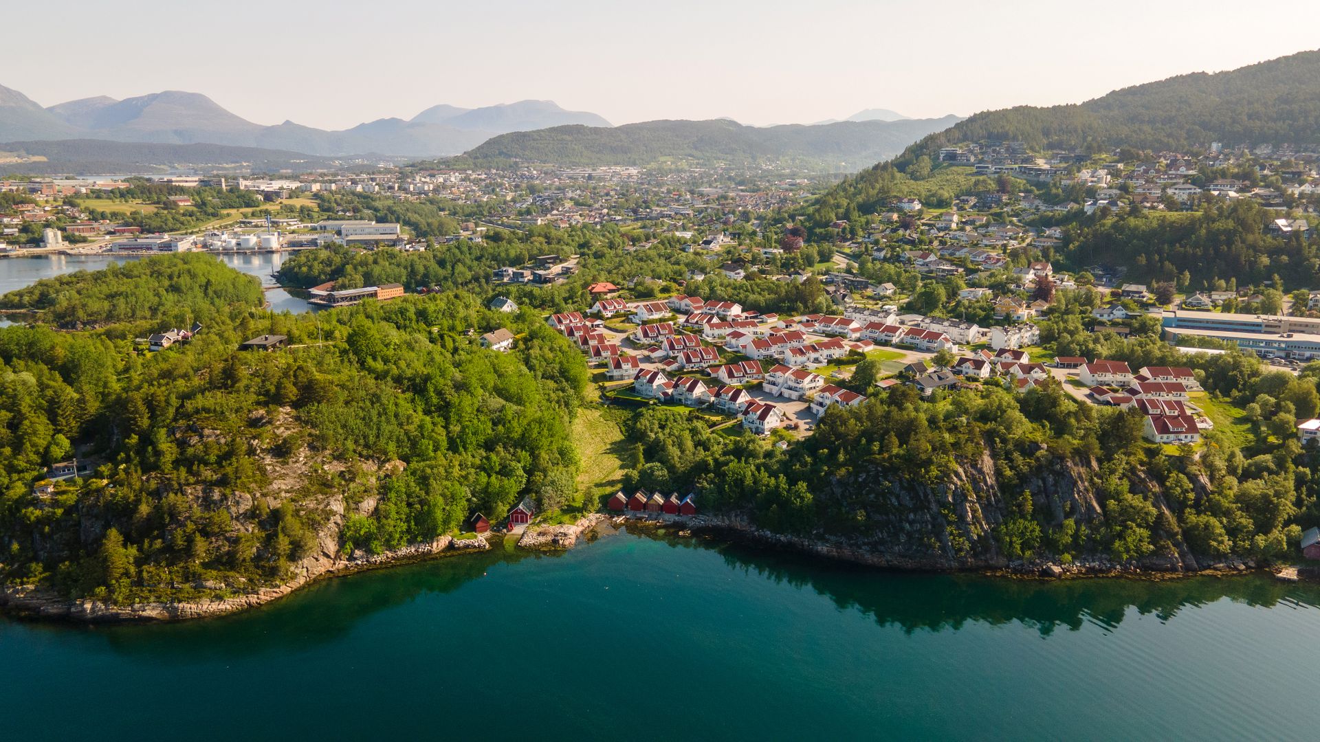 Spektakulær utsiktstomt med optimale solforhold | Planert tomt | Rolig og barnevennlig . Bilde nummer 2 av 3