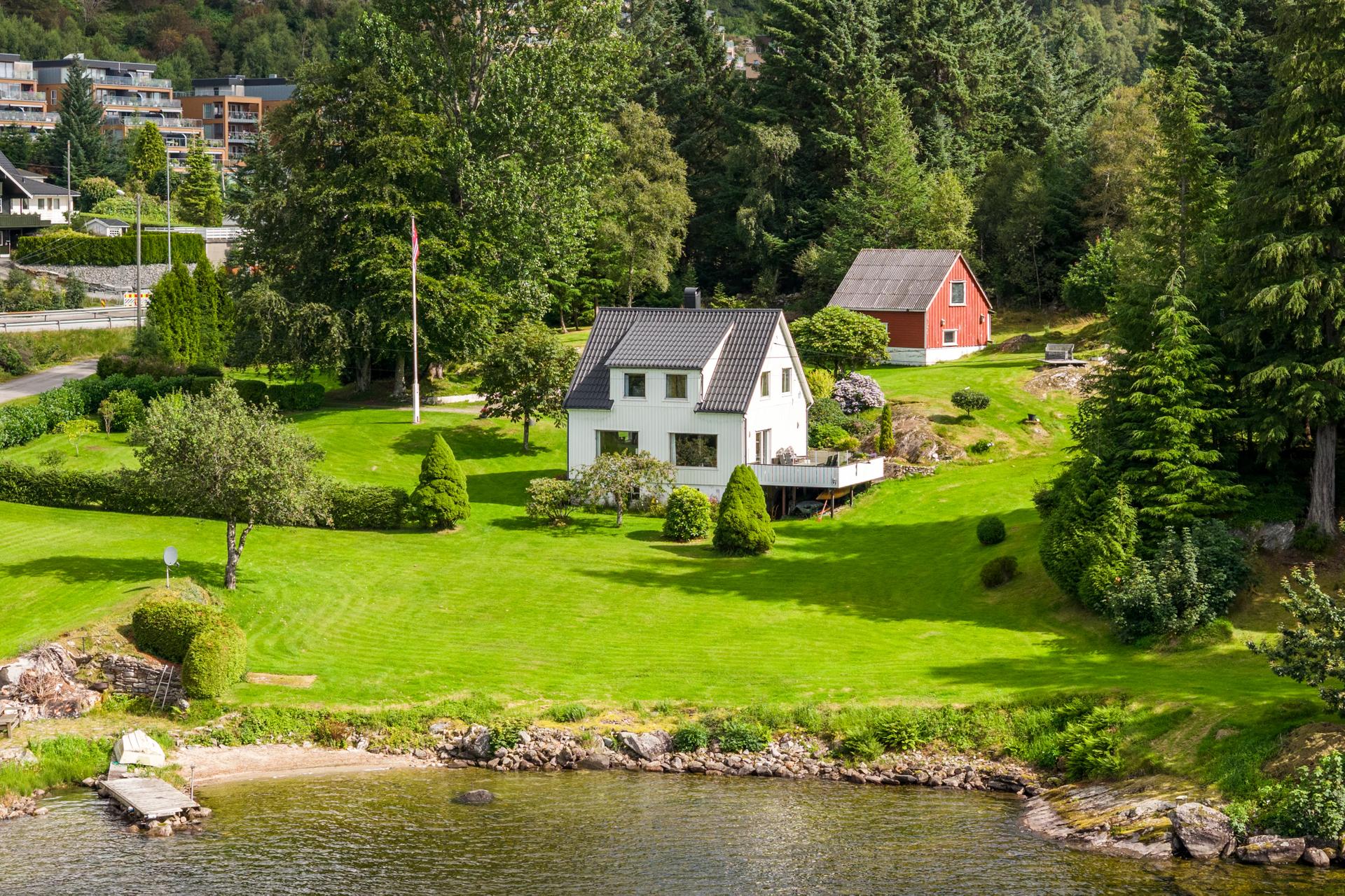 Velkommen til Aksdalsvegen 81. Foto: Vestbris. Bilde nummer 1 av 3