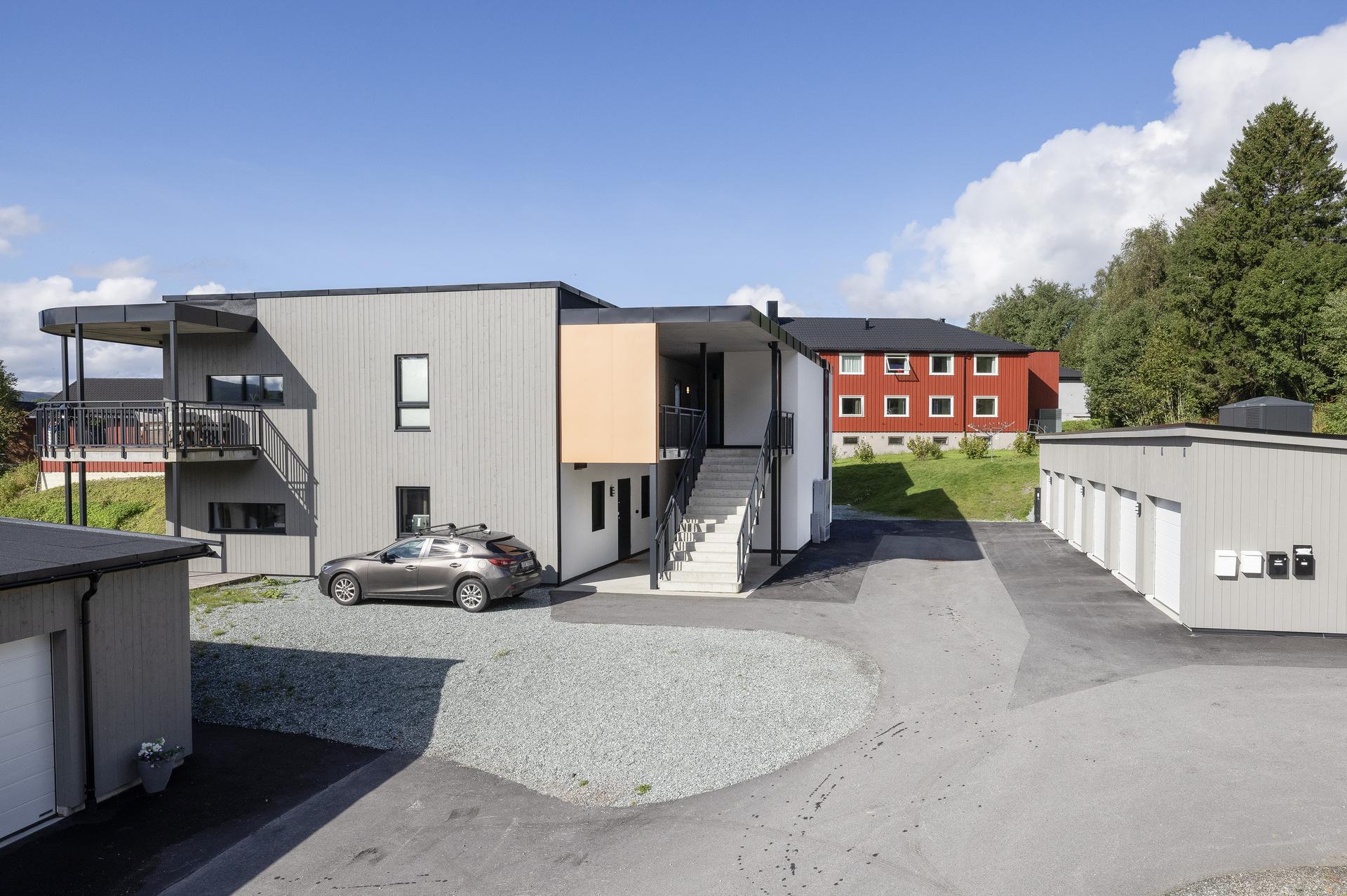 Med leiligheten følger en egen carport med tilhørende sportsbod . Bilde nummer 3 av 3