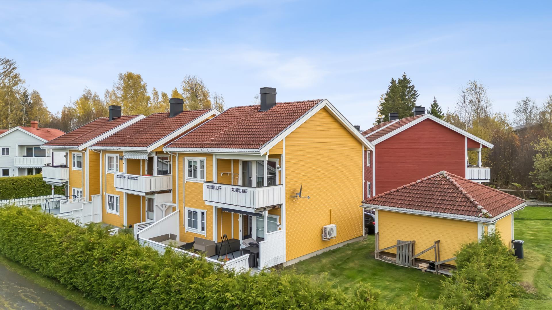 Sameiet har felles tomt med opparbeidede plenarealer og hekkbeplantning.. Bilde nummer 2 av 3