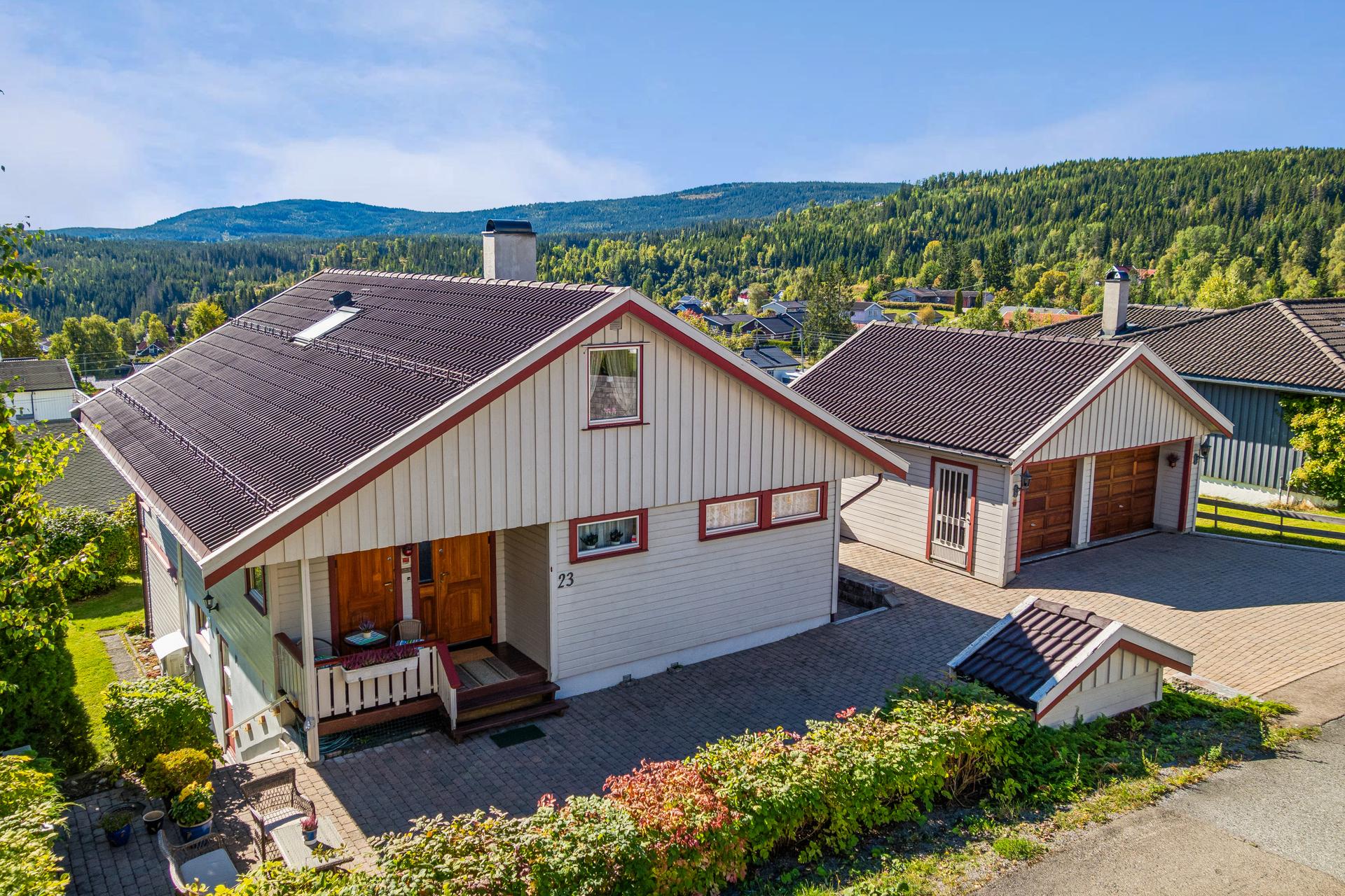 Boligen og garasjen er tekket med betongtakstein og har romslig gårdsplass med belegningsstein.. Bilde nummer 2 av 3