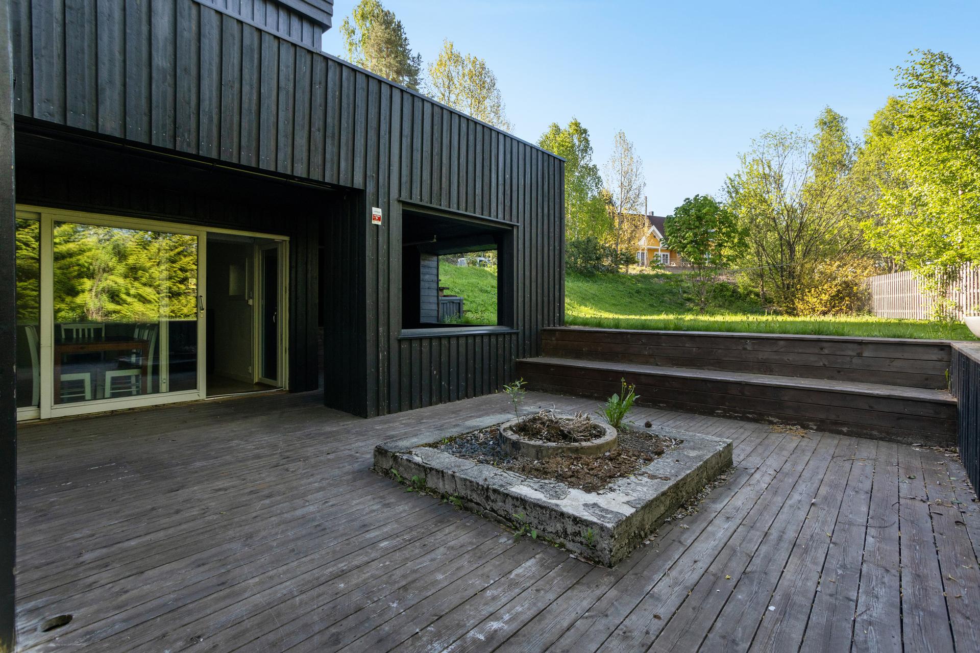 Den store markterrassen på 51 m² er delvis overbygd og nedsenket i terrenget, med god plass til utemøbler.. Bilde nummer 3 av 3