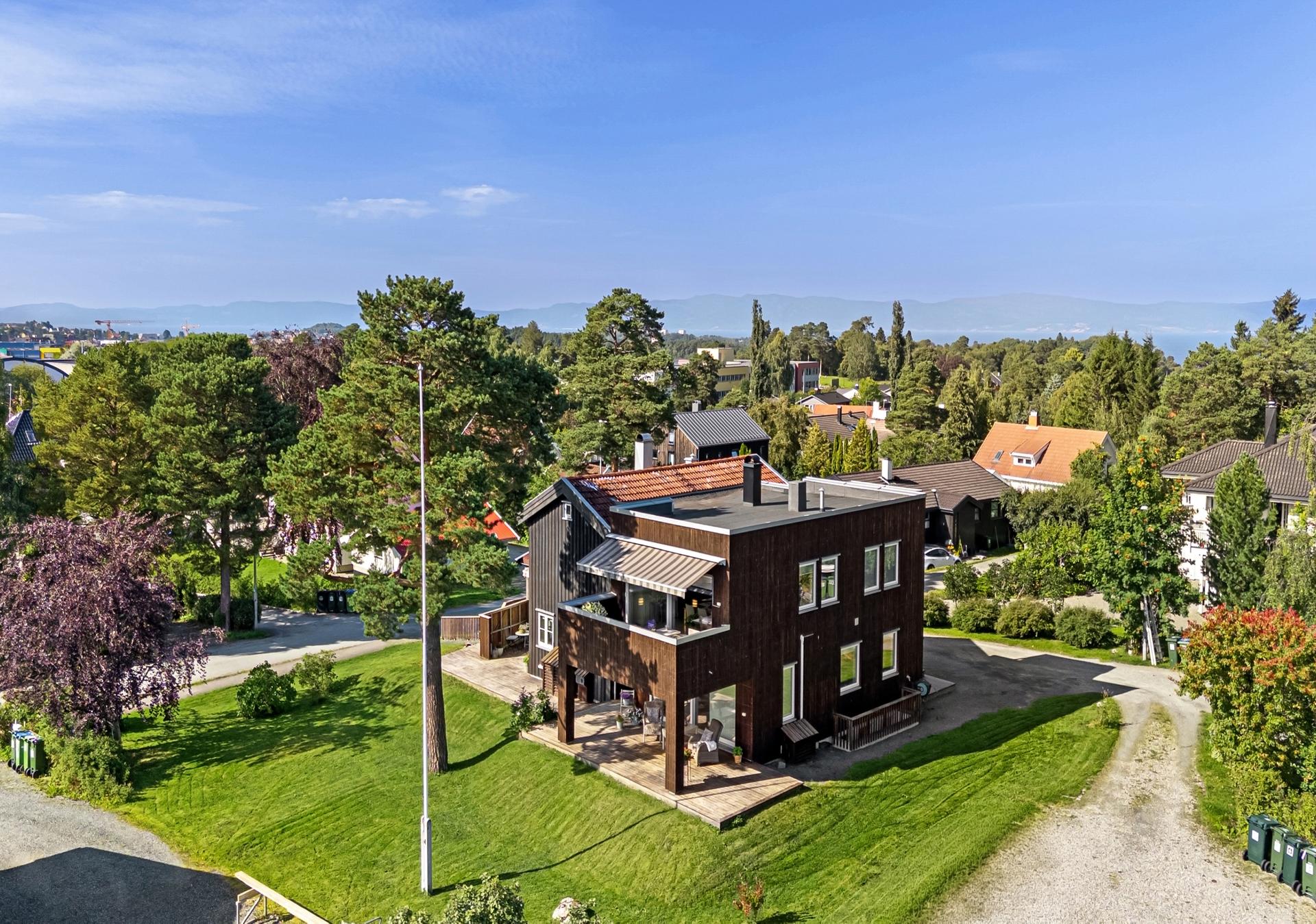 Nå har du muligheten til å sikre deg en særdeles lekker og svært påkostet enebolig på Charlottenlund. . Bilde nummer 2 av 3