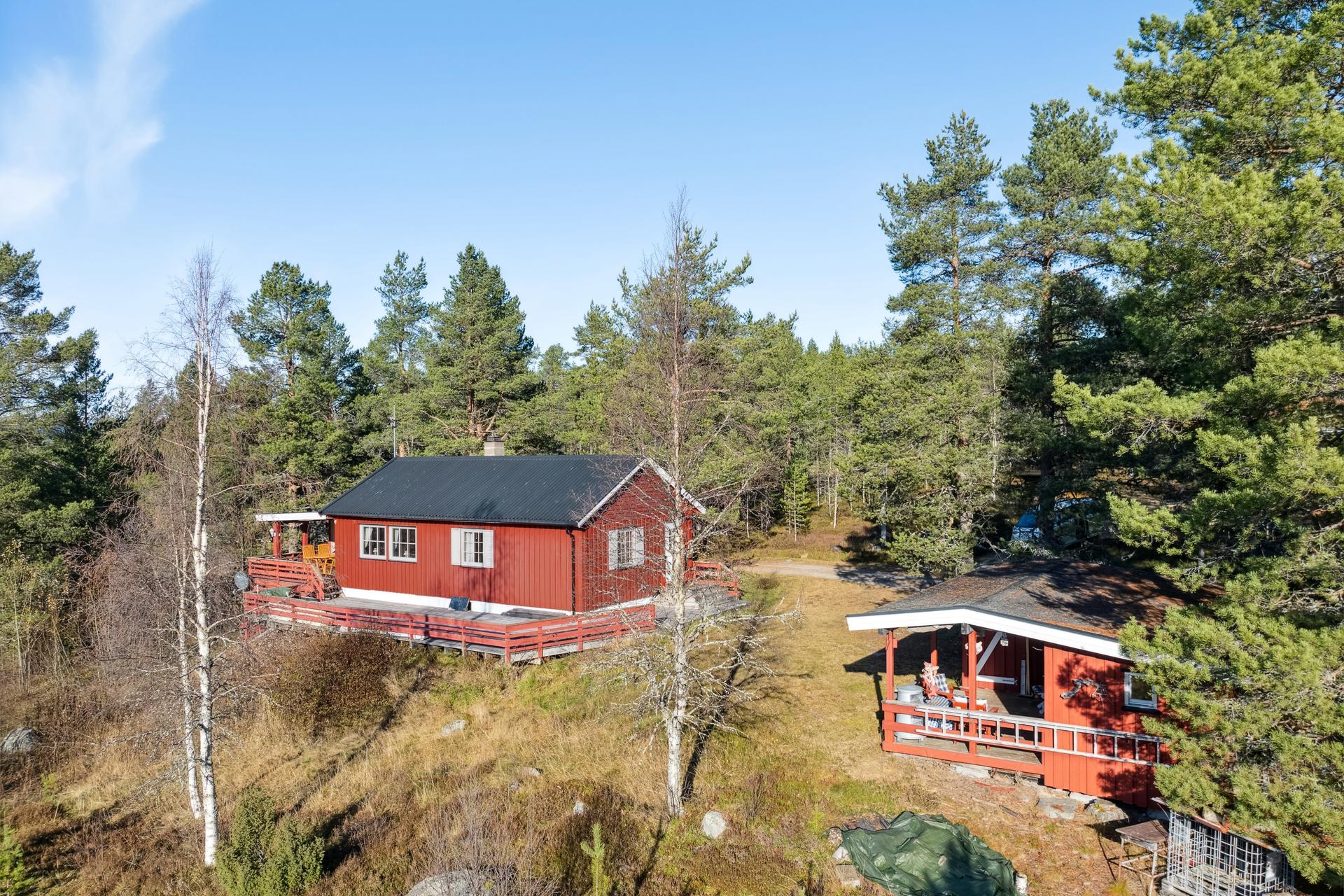 Hyggelig fritidseiendom med hytte og anneks i flotte naturomgivelser!. Bilde nummer 2 av 3