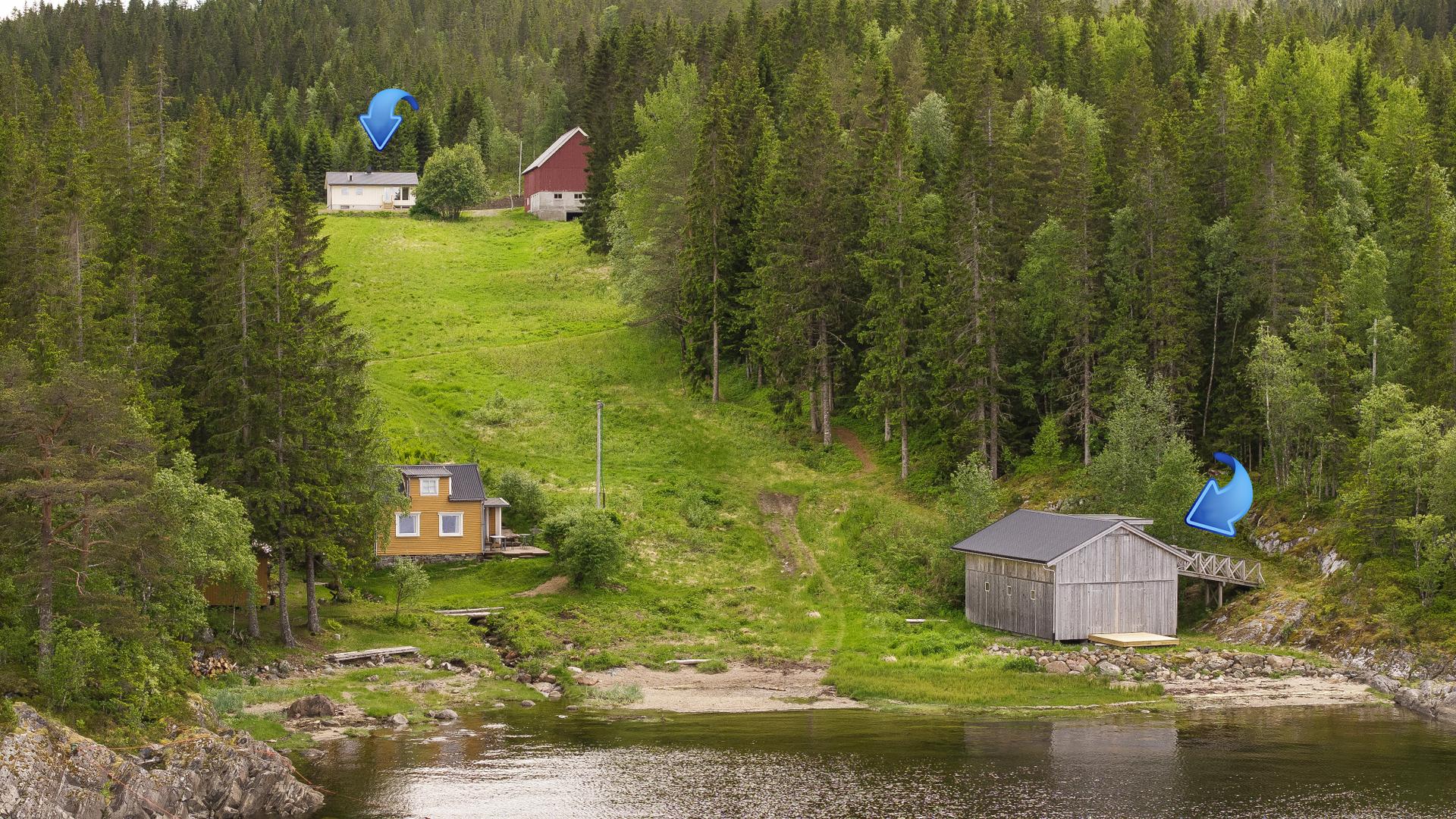Eiendommen består av enebolig, driftsbygning og naust. . Bilde nummer 3 av 3