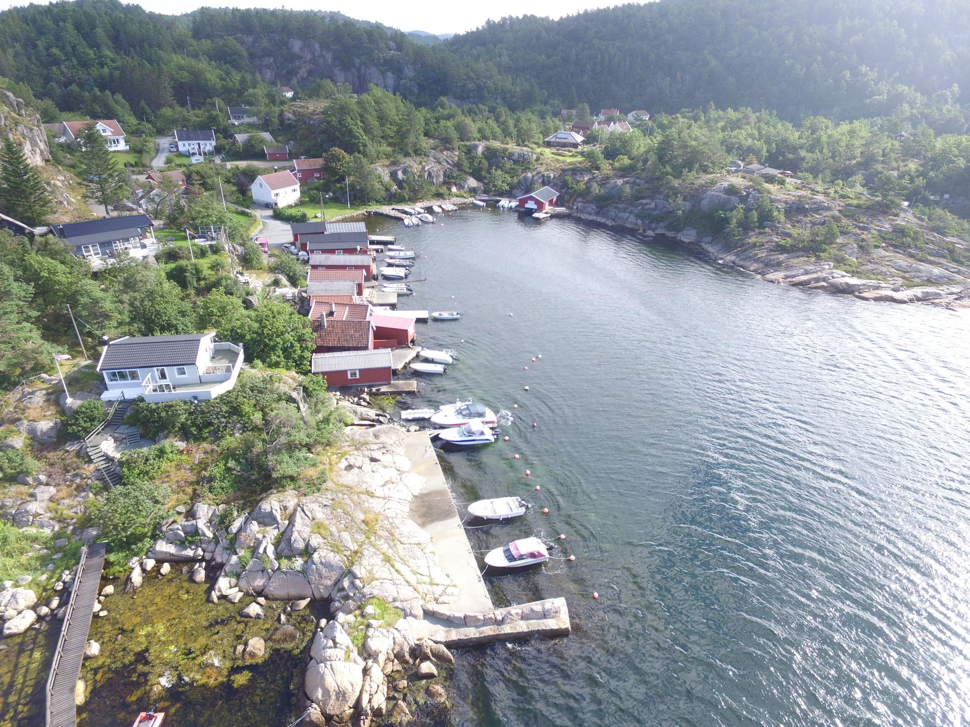 I Sjøbodvik er det offentlig brygge og et miljø med private båthus og båtplasser. . Bilde nummer 2 av 3