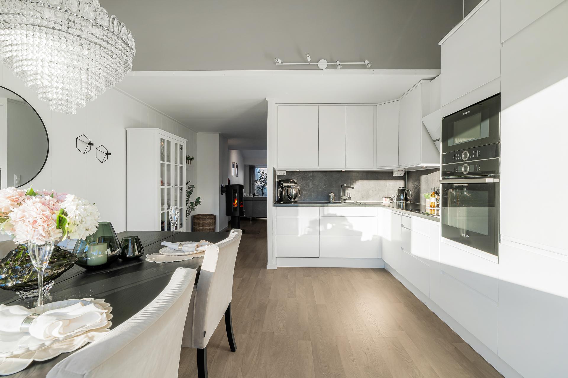Stilfullt kjøkken fra 2019. Bilde nummer 2 av 3