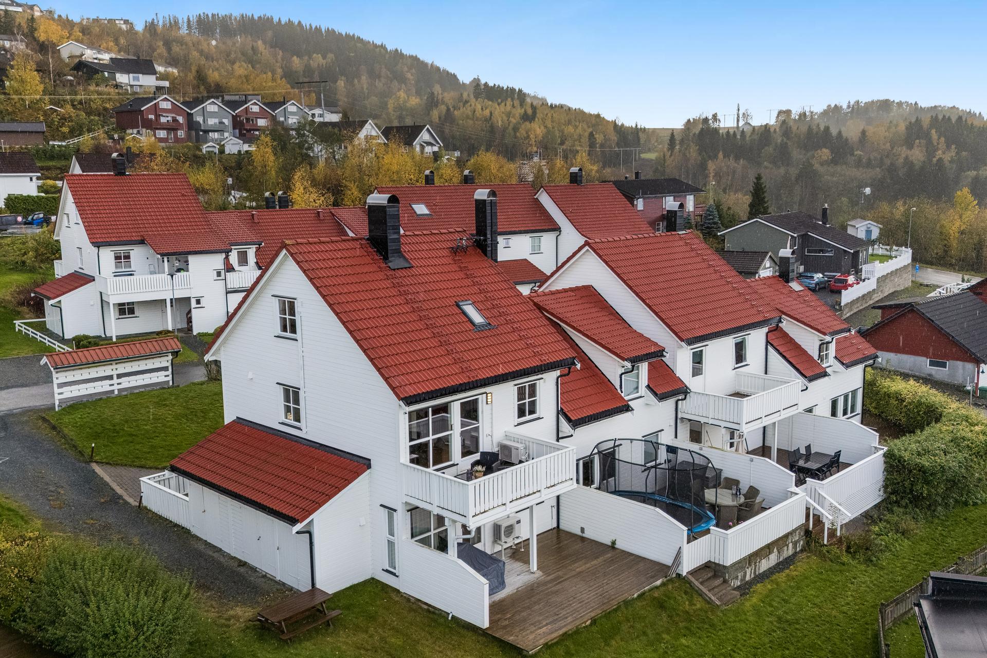 Romslig rekkehus over to plan | Balkong med flott utsikt og gode solforhold | Parkering i carport | Vedovn og varmepumpe. Bilde nummer 2 av 3