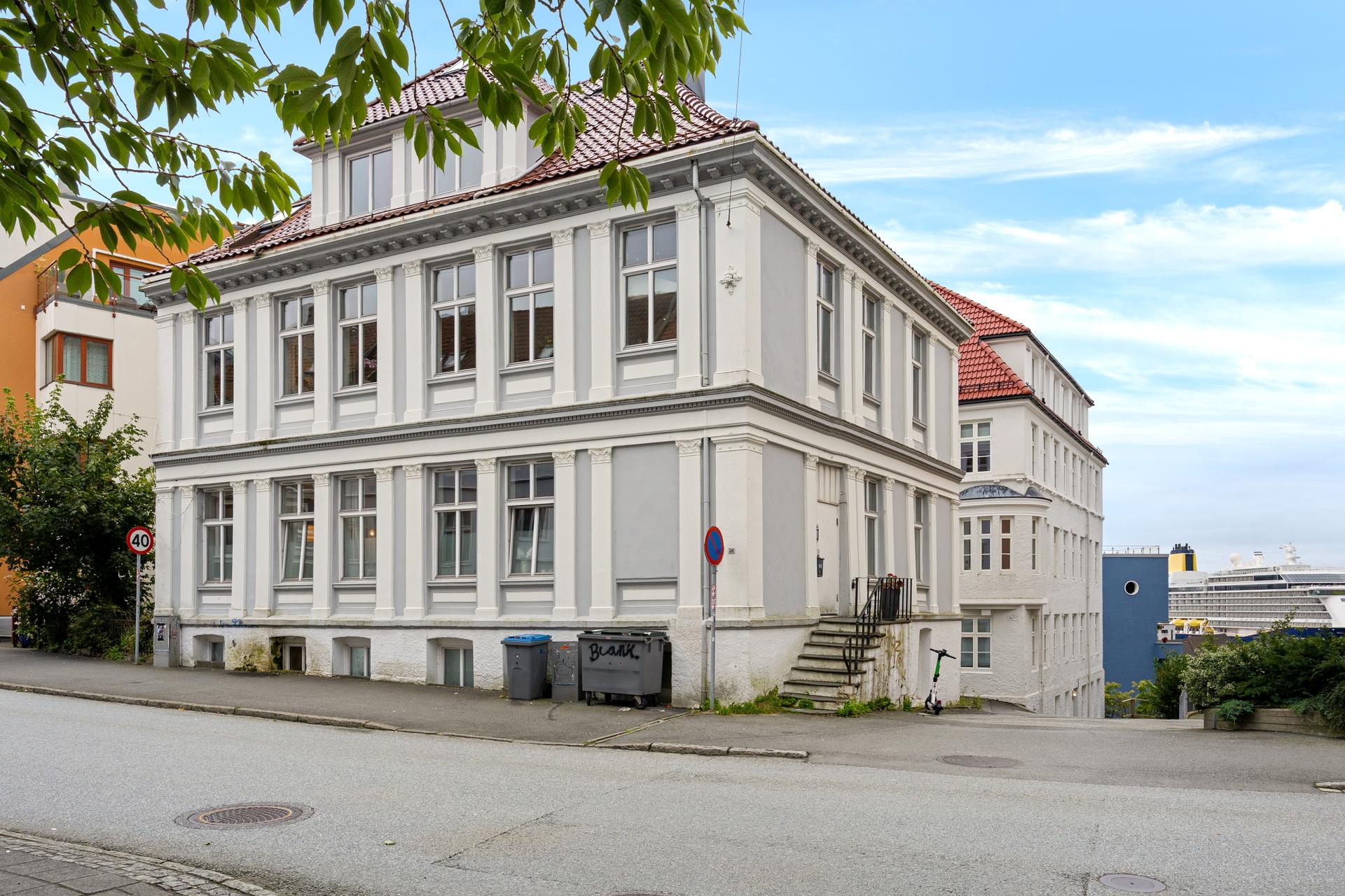 Bygården ligger i Nye Sandviksveien med kort vei til kollektivtransport og sentrum.. Bilde nummer 2 av 3