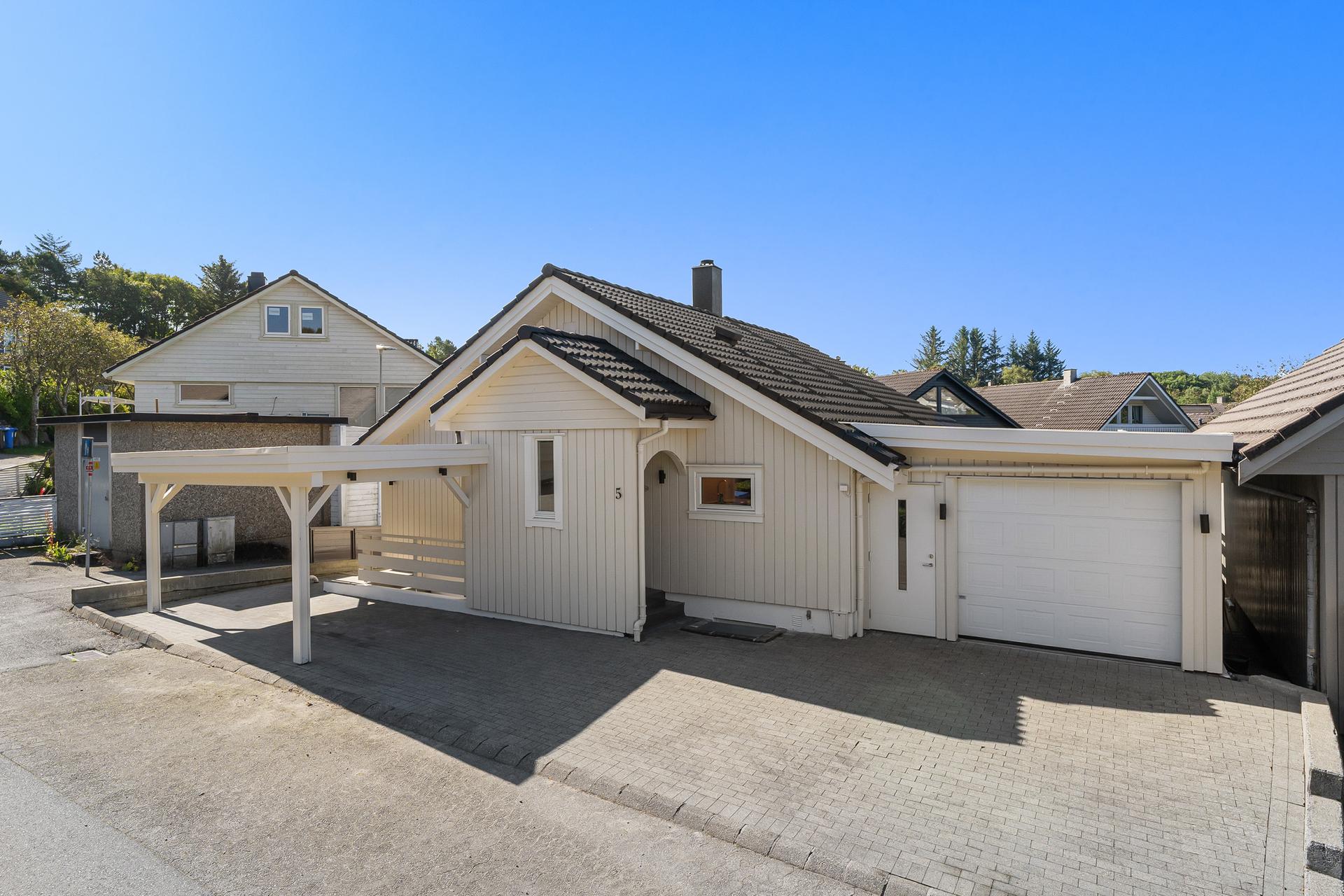 Enebolig over to plan med flott opparbeidet hage, samt parkering i både garasje og carport.. Bilde nummer 2 av 3