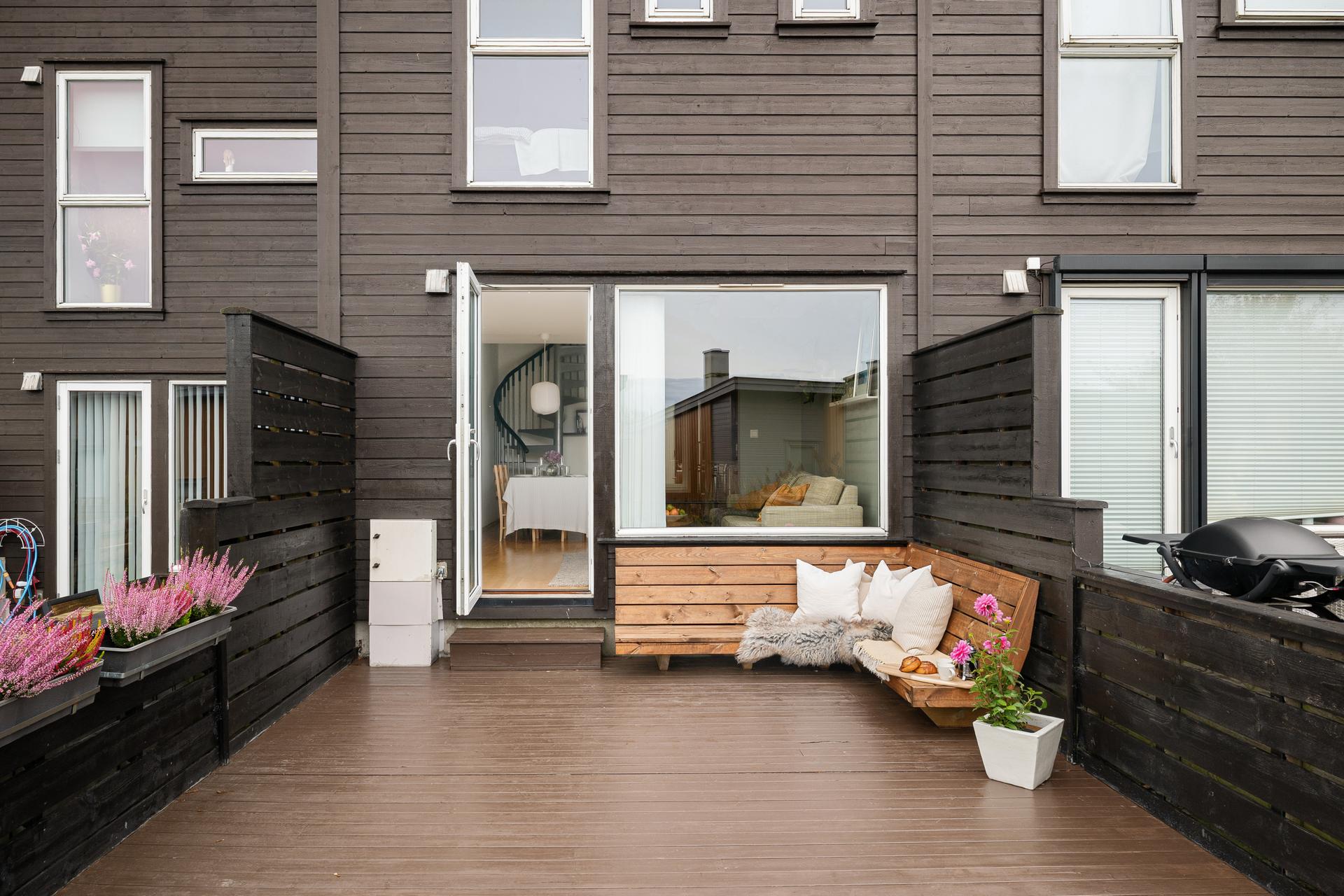 Rekkehus over to plan med arealeffektiv planløsning og stor terrasse på bakkeplan.. Bilde nummer 3 av 3
