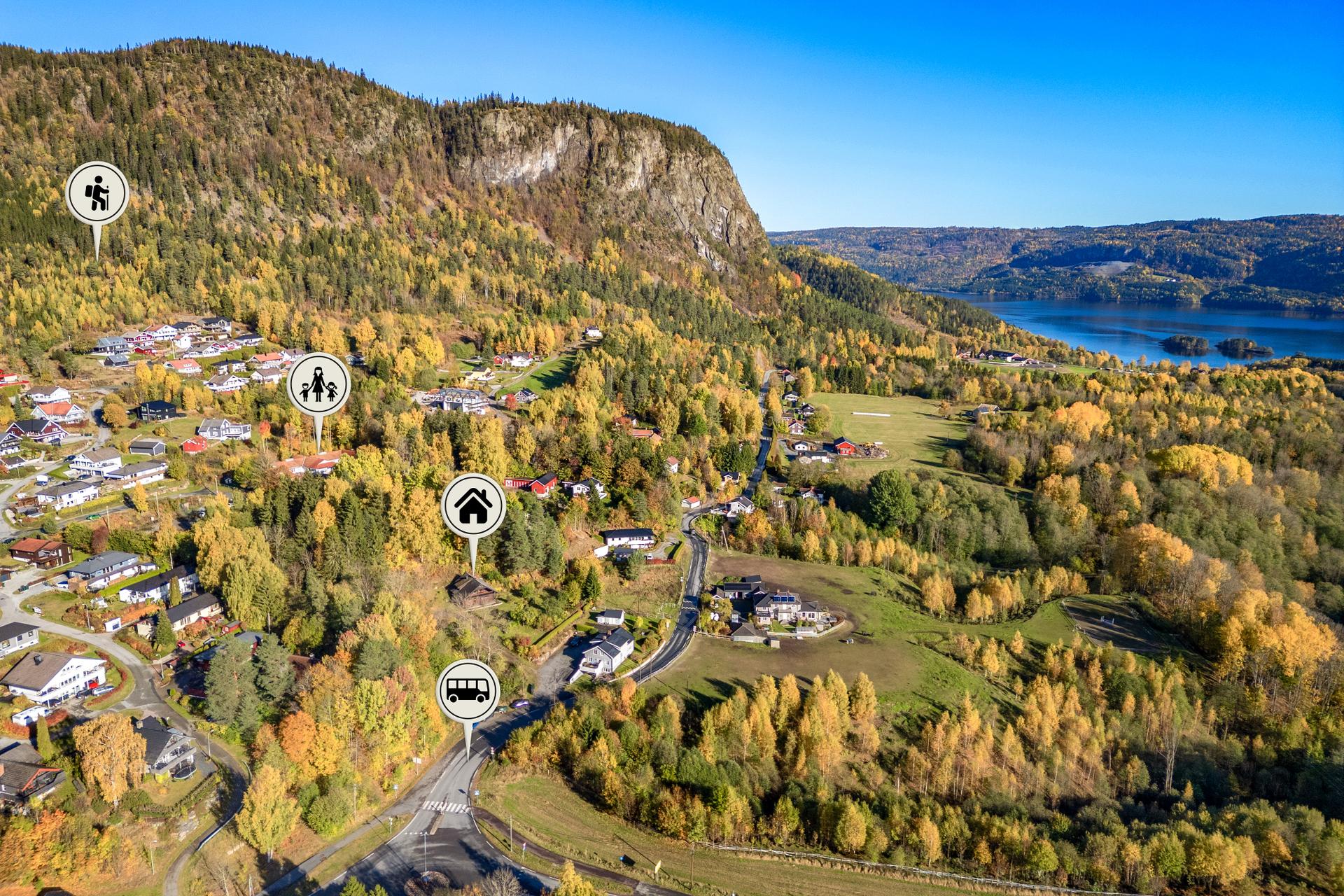 Boligen ligger usjenert til, på en høyde, med kort vei til både bussholdeplass, Dambråtan barnehage og flott turområder i skog og ved vann. Bilde nummer 3 av 3