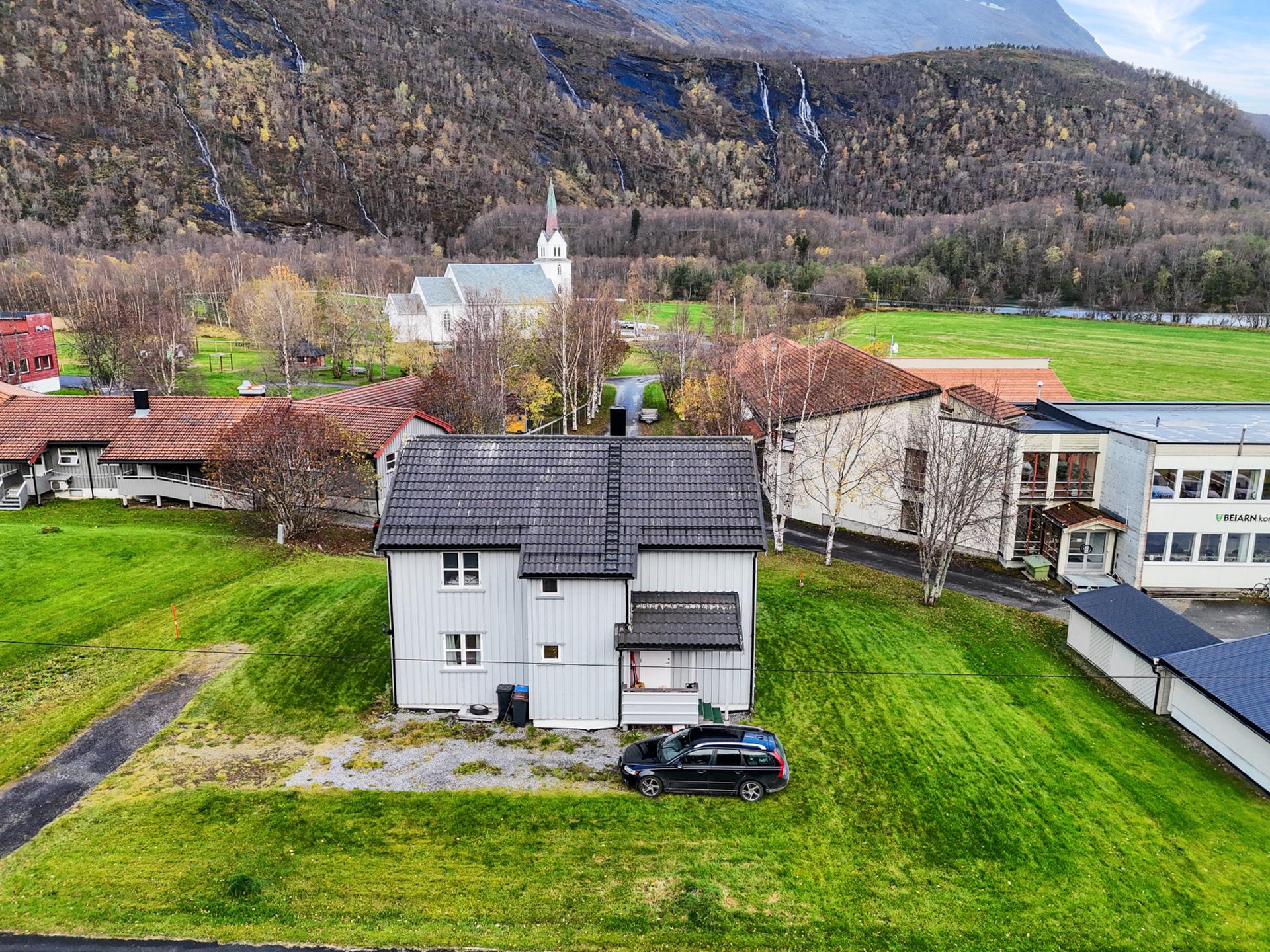 Frittliggende enebolig over to plan med kjeller, landlig plassert i naturskjønne omgivelser på Moldjord.. Bilde nummer 2 av 3