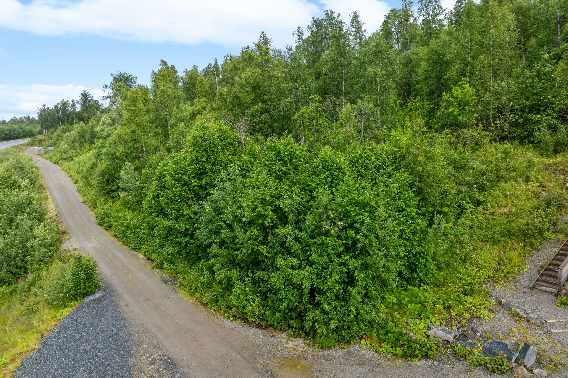 To byggeklare tomter i et etablert hytteområde, med alpinbakken i Målselv Fjellandsby kun 100 meter unna.. Bilde nummer 2 av 3