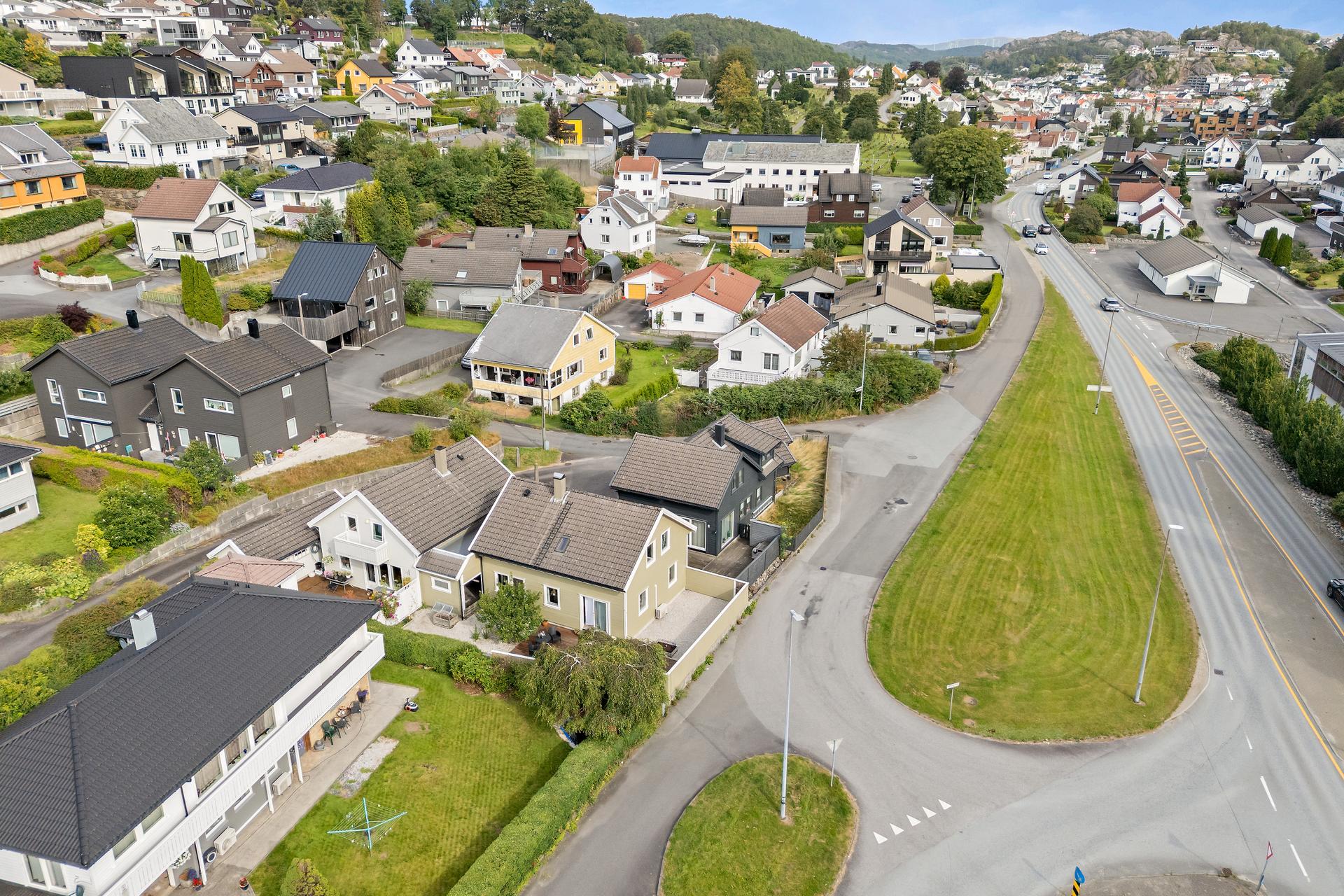 Beliggende i et etablert boligområde med lite trafikk.. Bilde nummer 3 av 3