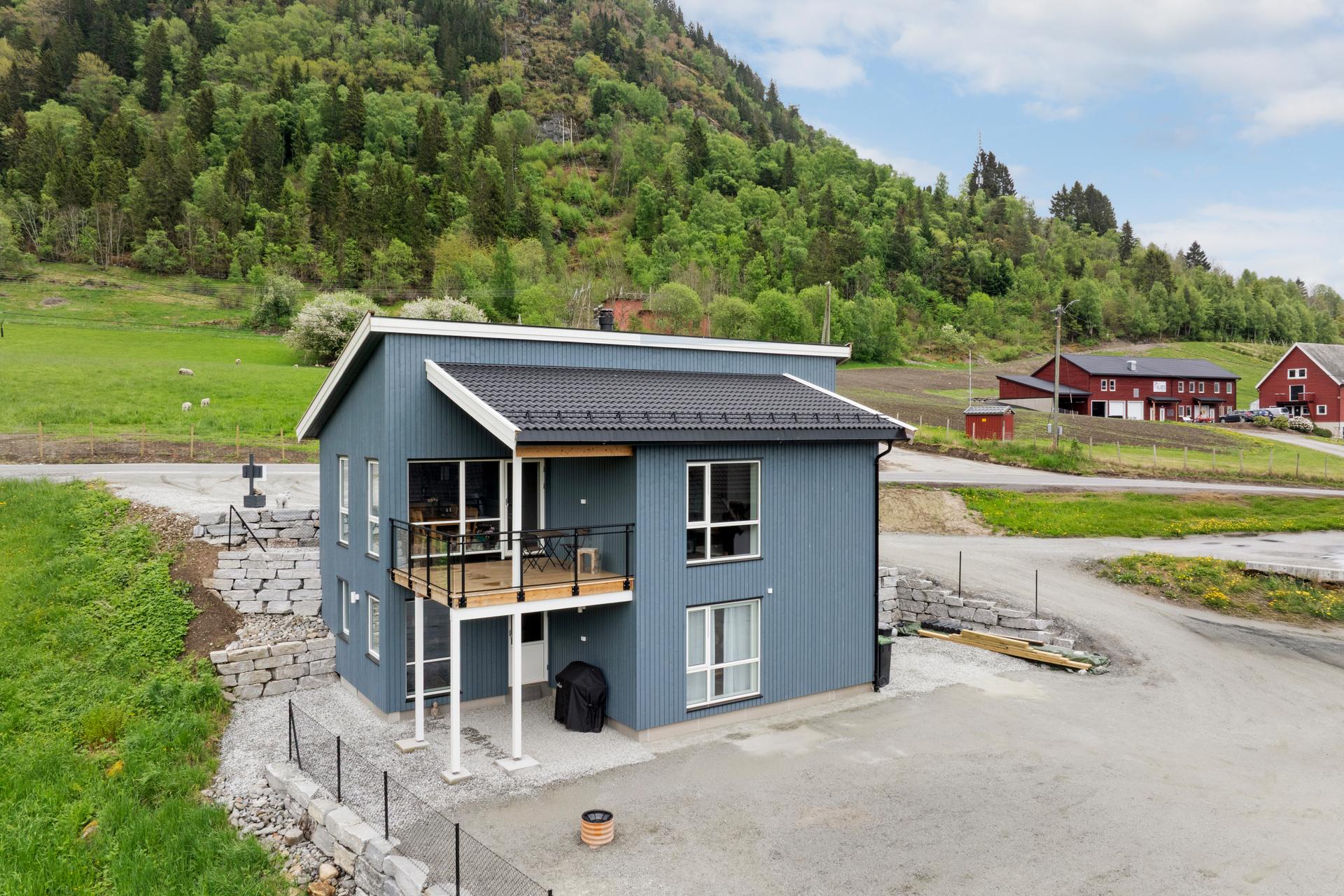 Velkommen til Njøsavegen 12 - Ein nyoppført einebustad plassert i naturskjønne og flotte omgivelsar på Leikanger.  Foto: Creativision (Jonny Akselsen). Bilde nummer 1 av 3