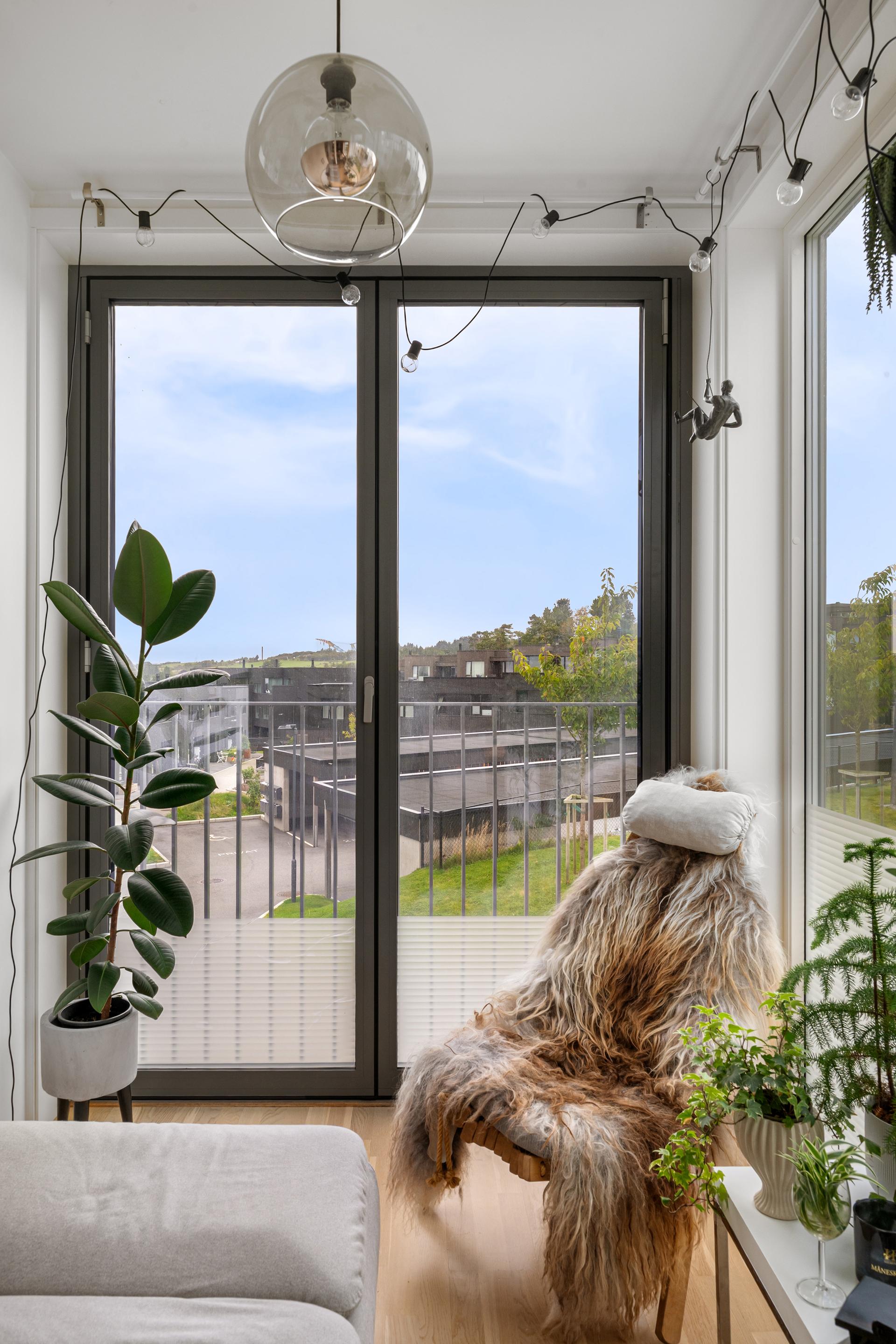 Den innglassede balkongen fungerer som en lun forlengelse av stuen store deler av året.. Bilde nummer 3 av 3