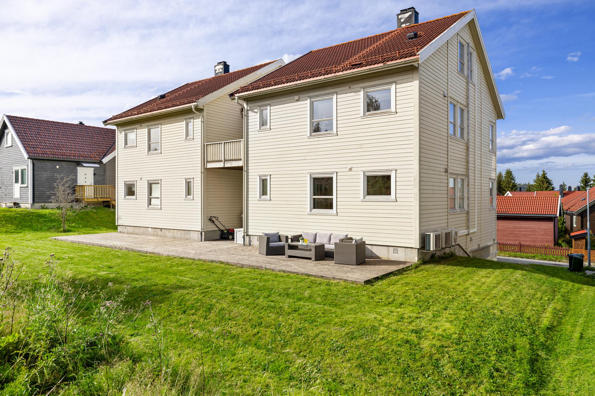 Leiligheten har en svært barnevennlig beliggenhet i en rolig blindgate med minimal gjennomgangstrafikk.. Bilde nummer 2 av 3