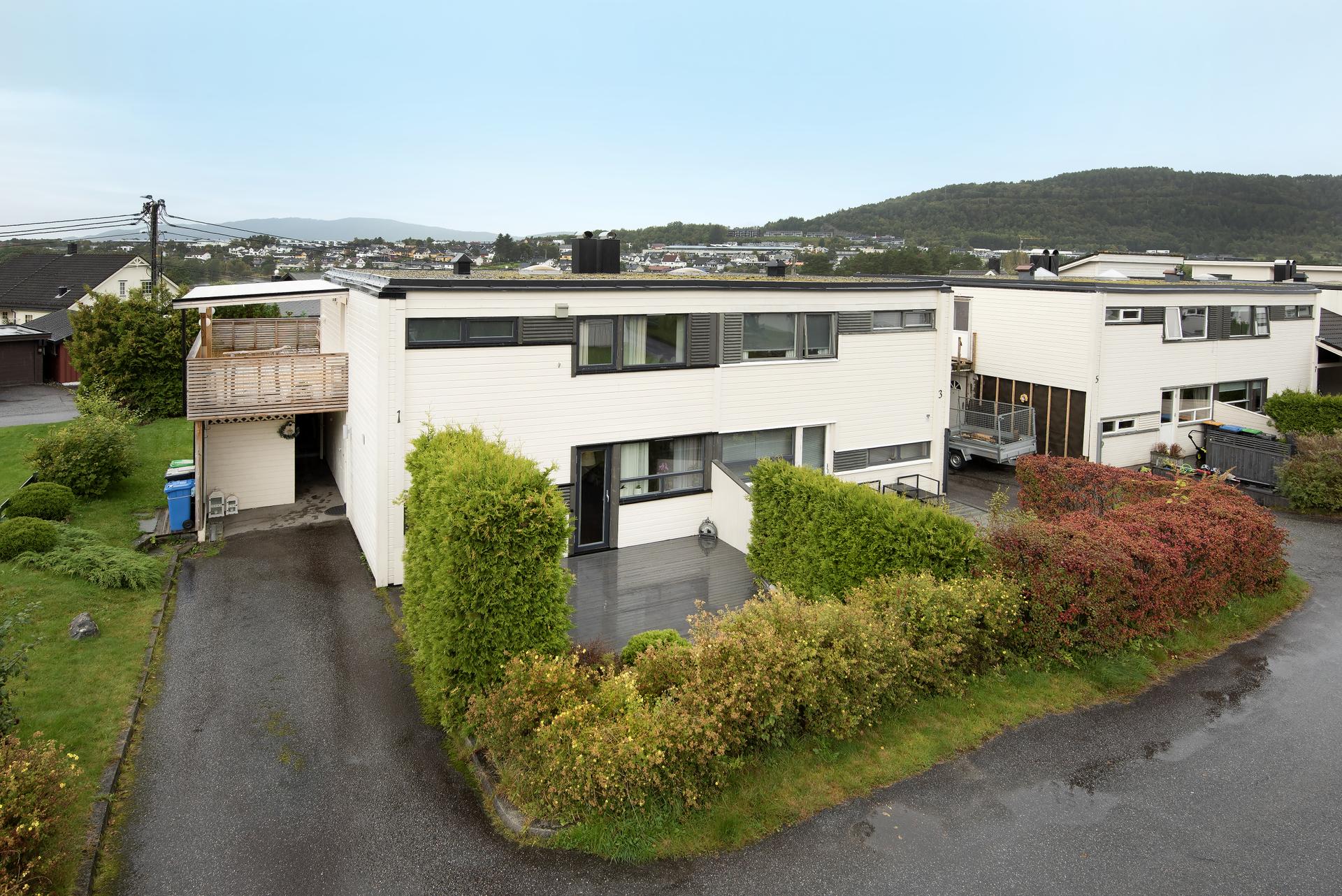 EiendomsMegler 1 v/Ole-Marius Heggstad presenterer Myrvang 1 - En Innholdsrik og tiltalende 2-mannsbolig beliggende i barnevennlig område. | Foto: JC eiendomsfoto. Bilde nummer 1 av 3