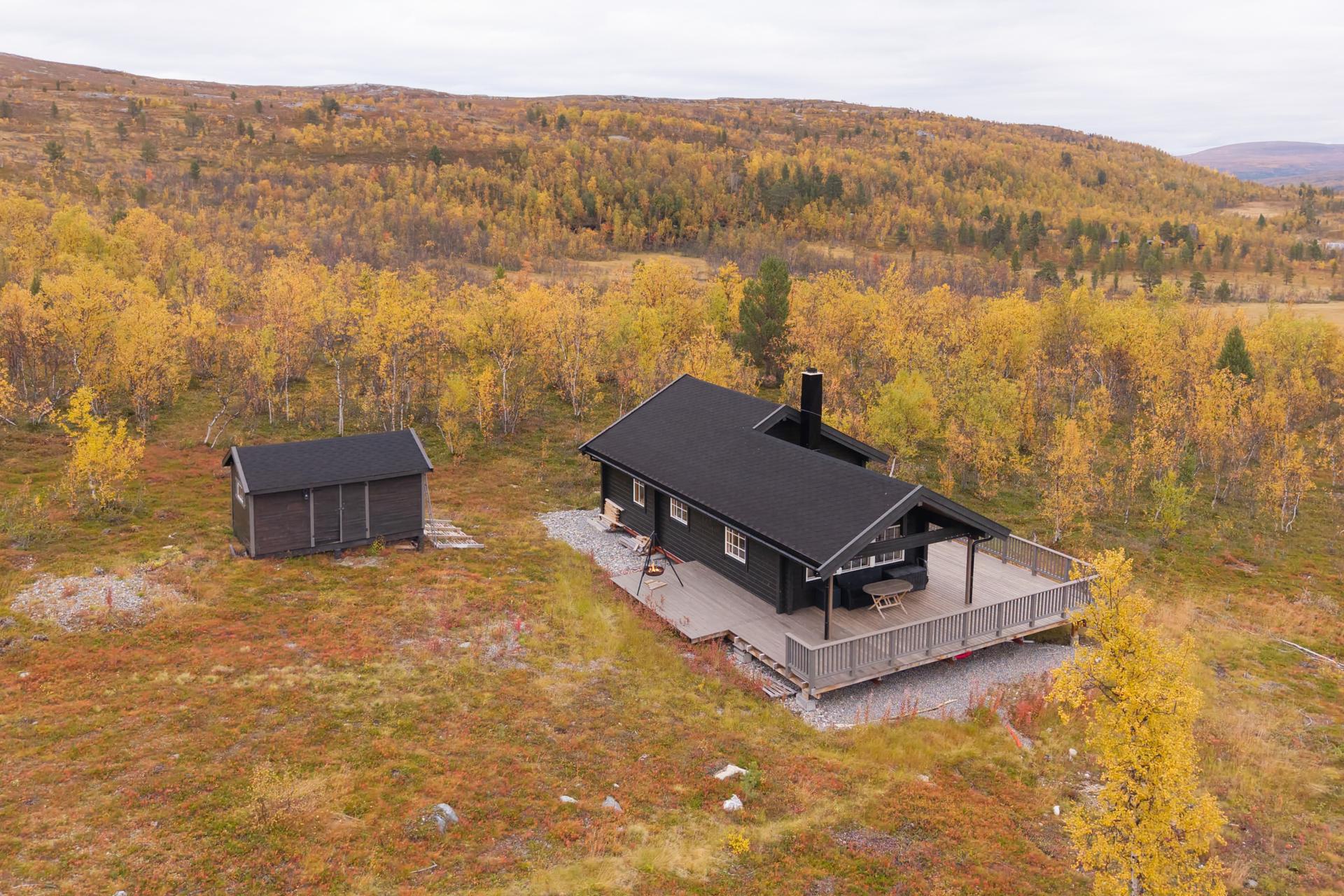 Tømmerhytte oppført i 2008, med ny fundamentering og utvidet terrasse fra 2020.. Bilde nummer 3 av 3
