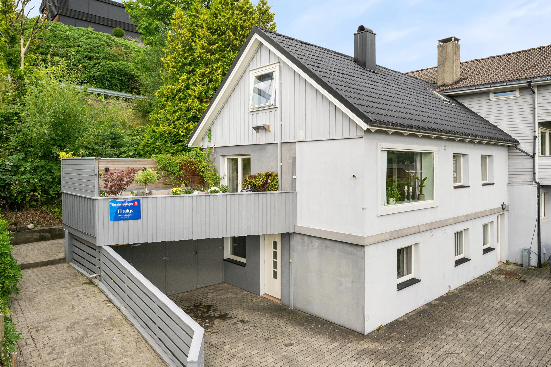 God parkering i carport, samt plass til to biler til på tomten. Delt gårdsrom med nabo på siden.. Bilde nummer 3 av 3