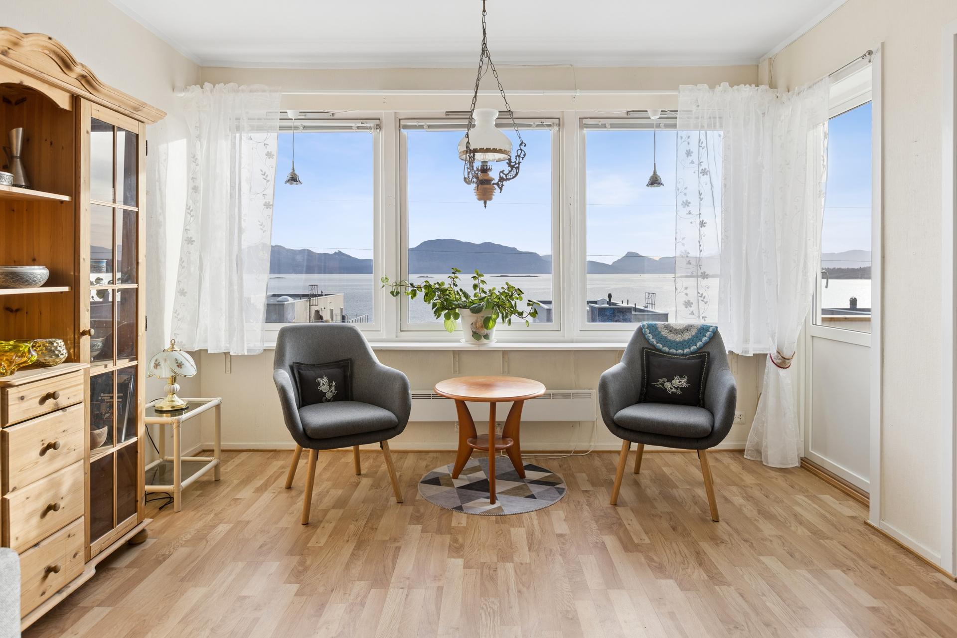 De store vindusflatene vender mot sørøst og gir nydelig utsyn over fjorden. Bilde nummer 3 av 3