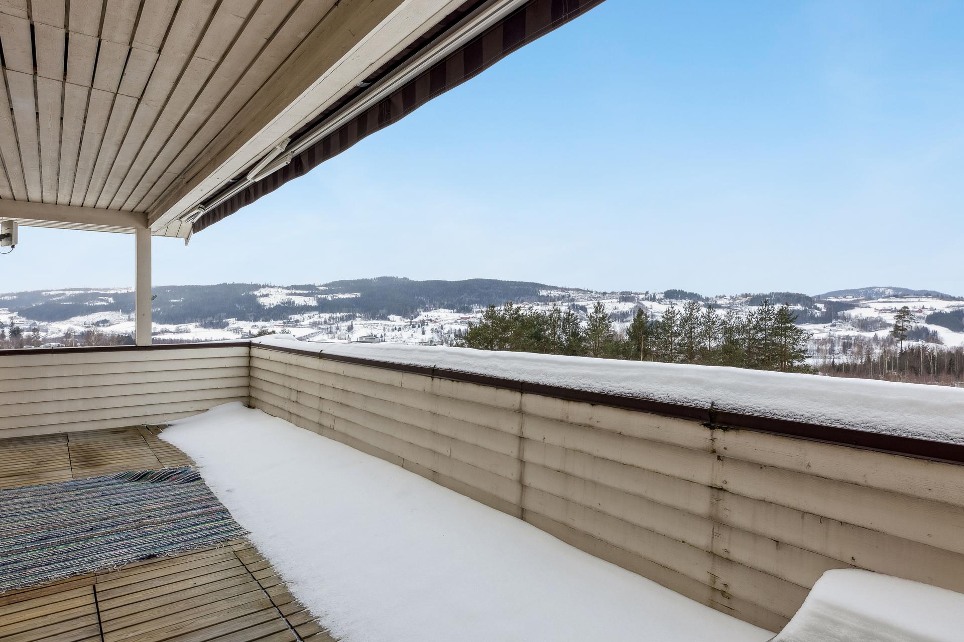 Fra den store verandaen på 19 m² har du en flott utsikt over nærområdet.. Bilde nummer 3 av 3