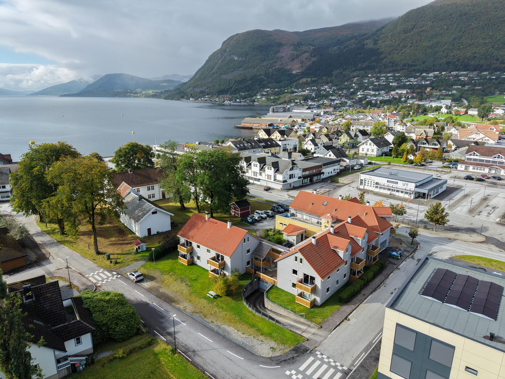 Burettslaget har ei sentral plassering på Nordfjordeid med kort gangavstand til butikkar, rutebilstasjon og Eidsfjorden.. Bilde nummer 3 av 3