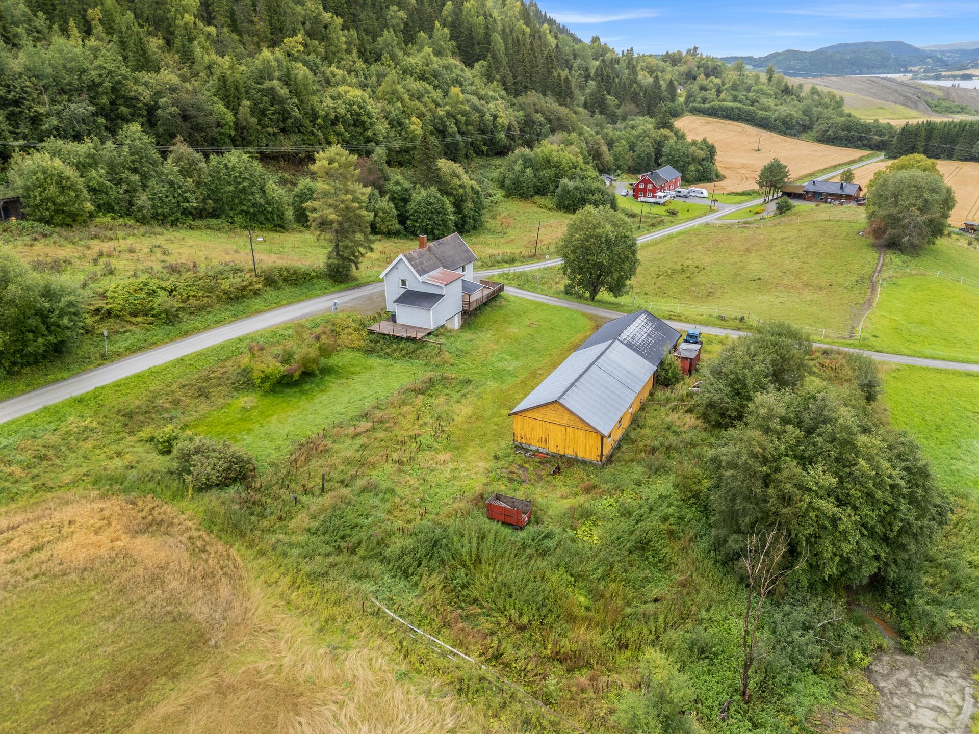 SMåbruk med stort uthus.  Ca 32 daa. . Bilde nummer 3 av 3
