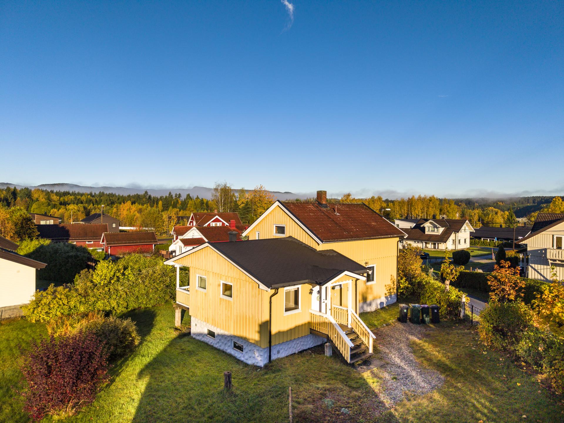 Enebolig over to plan med romslig tomt i et etablert og barnevennlig boligområde.. Bilde nummer 2 av 3
