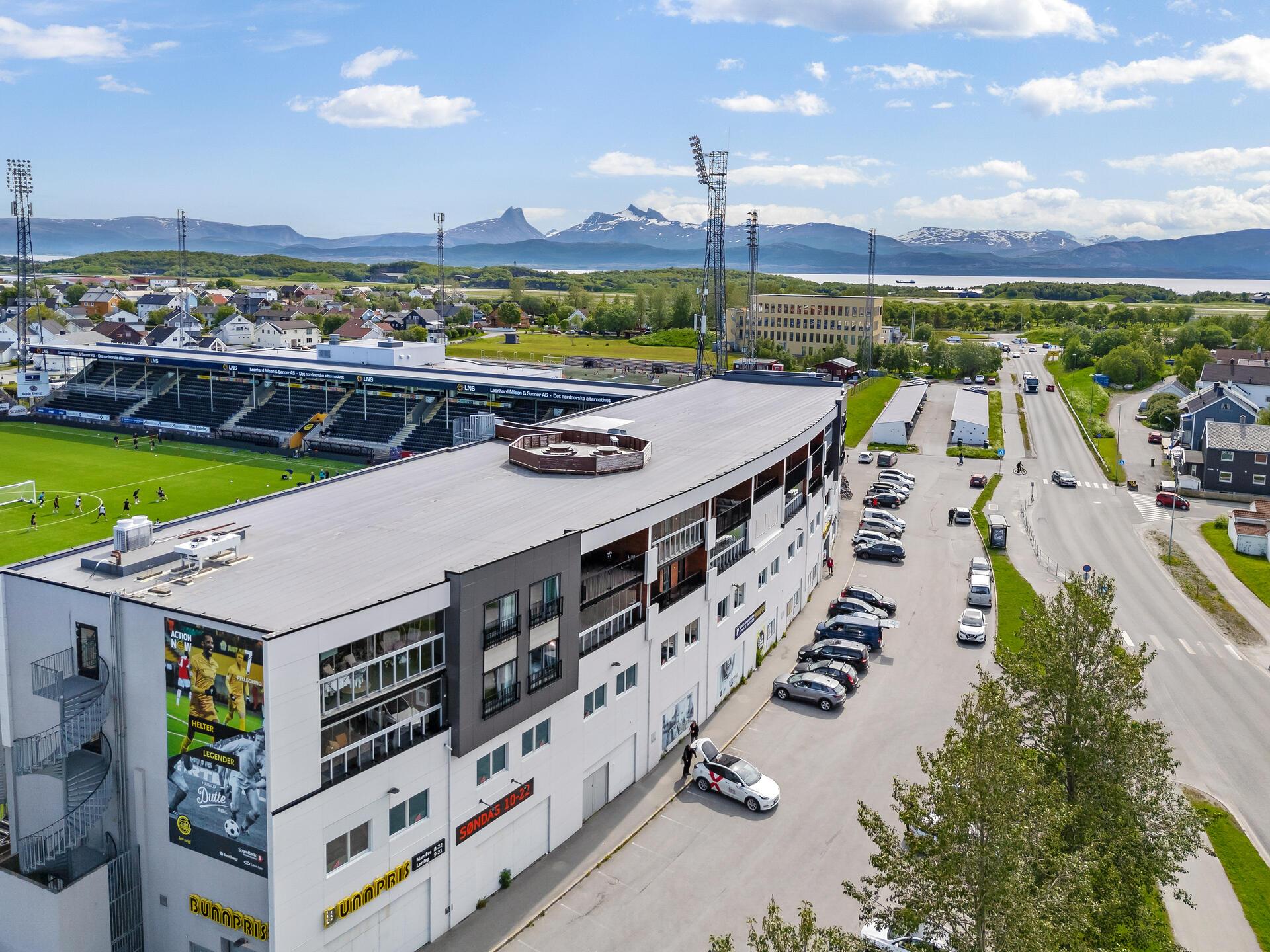 Leiligheten har parkering i carport på siden av bygget.. Bilde nummer 3 av 3